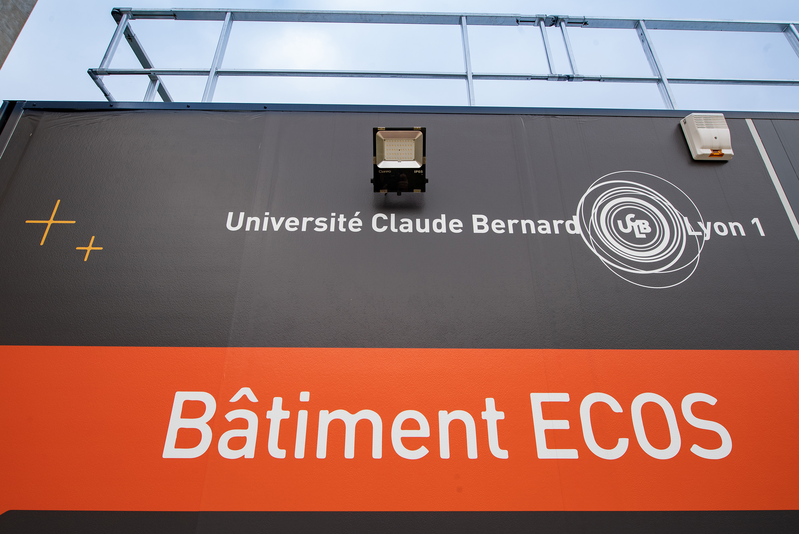 Devanture du centre d’examen modulaire Algeco ECOS de l’université Claude Bernard Lyon 1