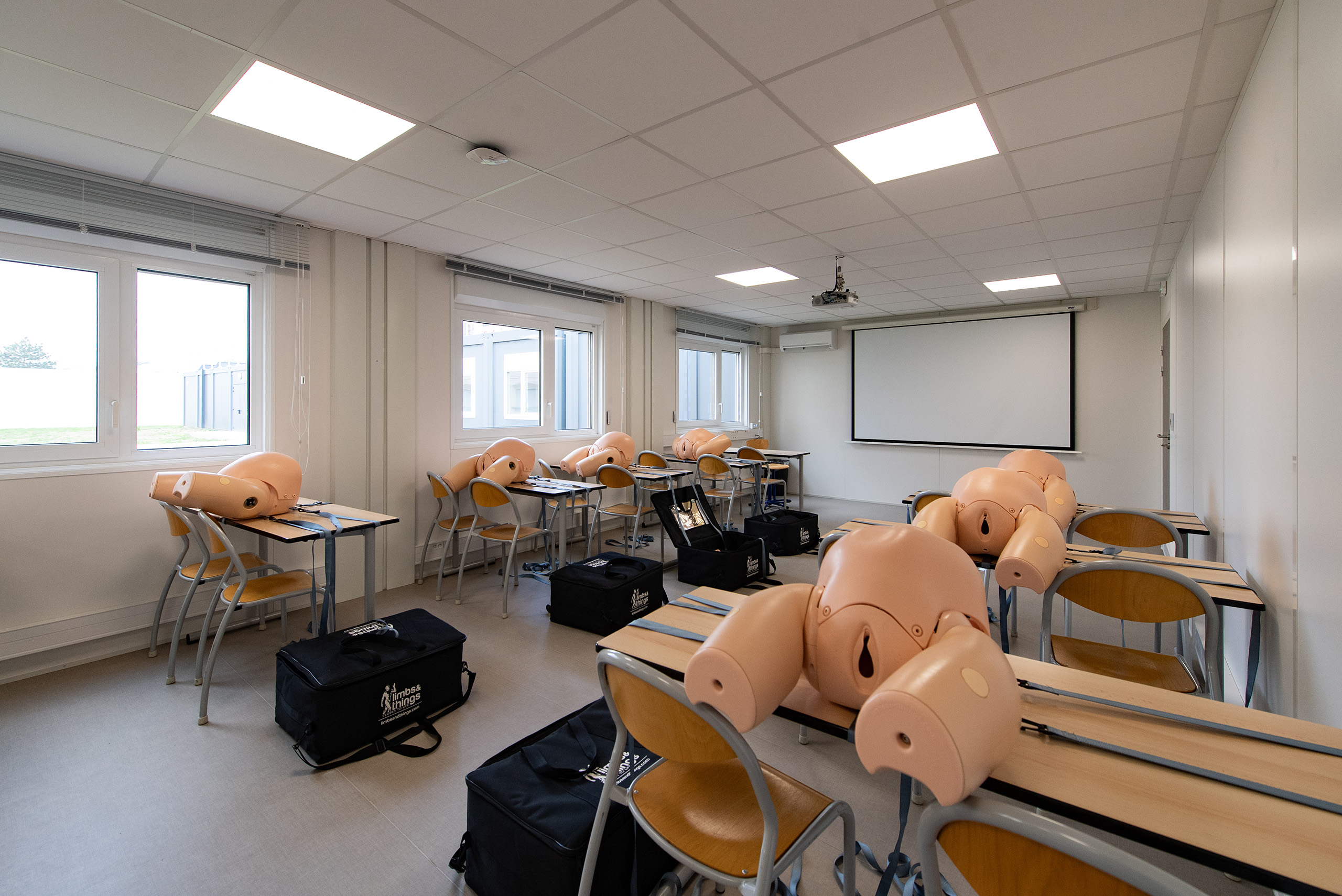 Salle d’examen de médecine avec mannequins