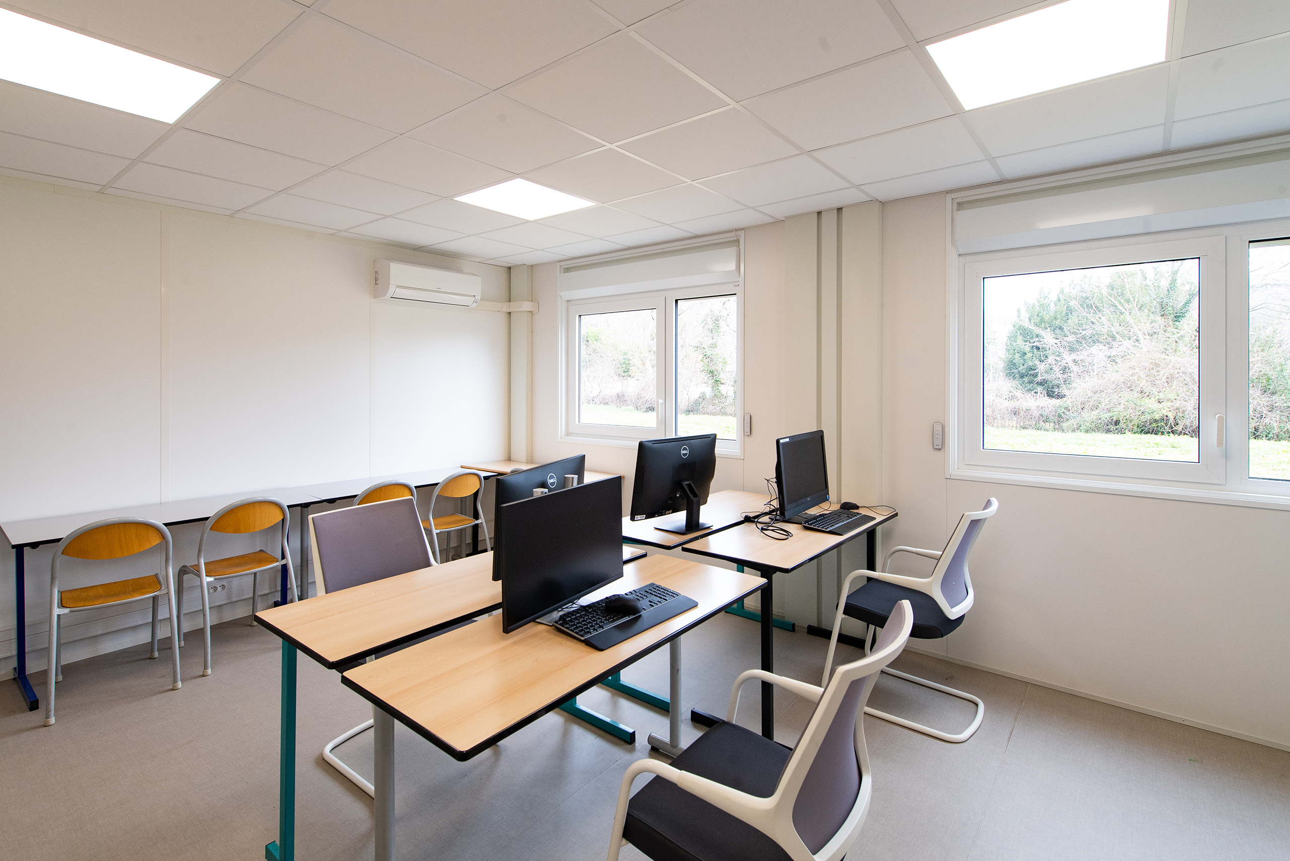 Salle d’examen de médecine avec ordinateurs