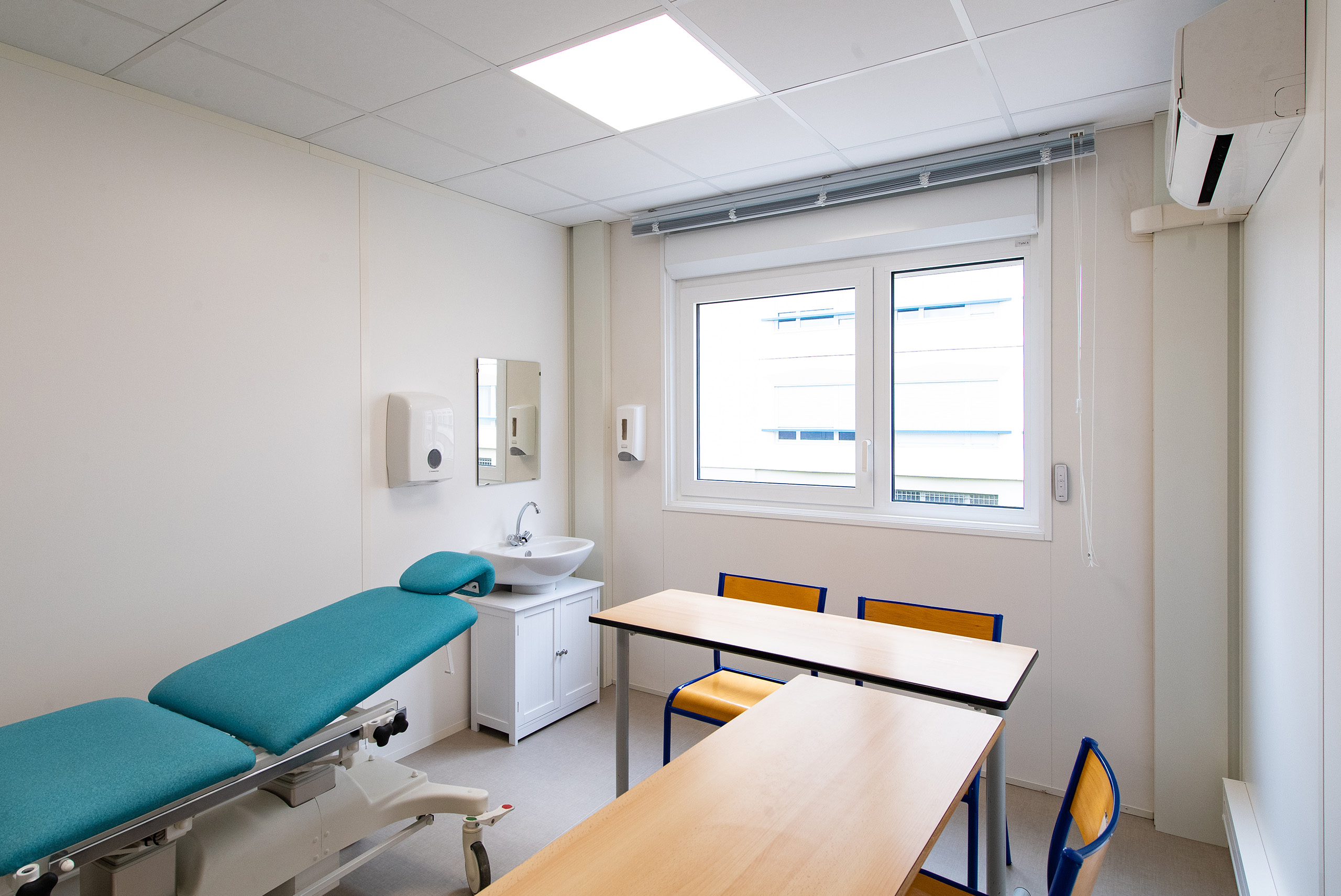 Salle d’examen de médecine avec table d'examen médical