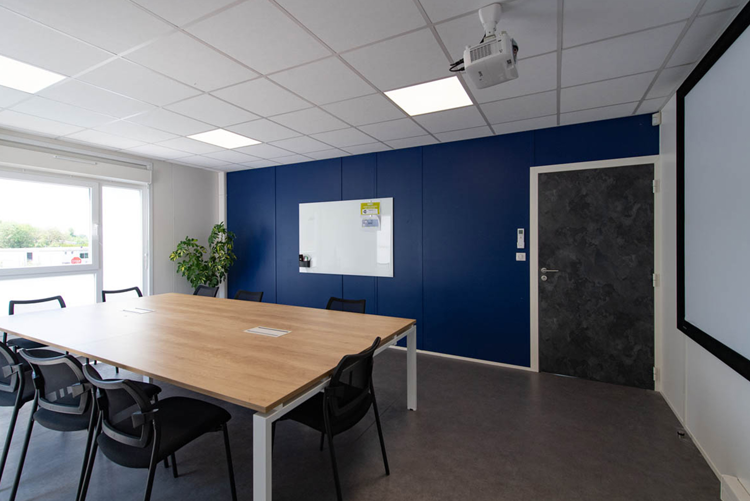 Salle de réunion modulaire Algeco avec rétroprojecteur