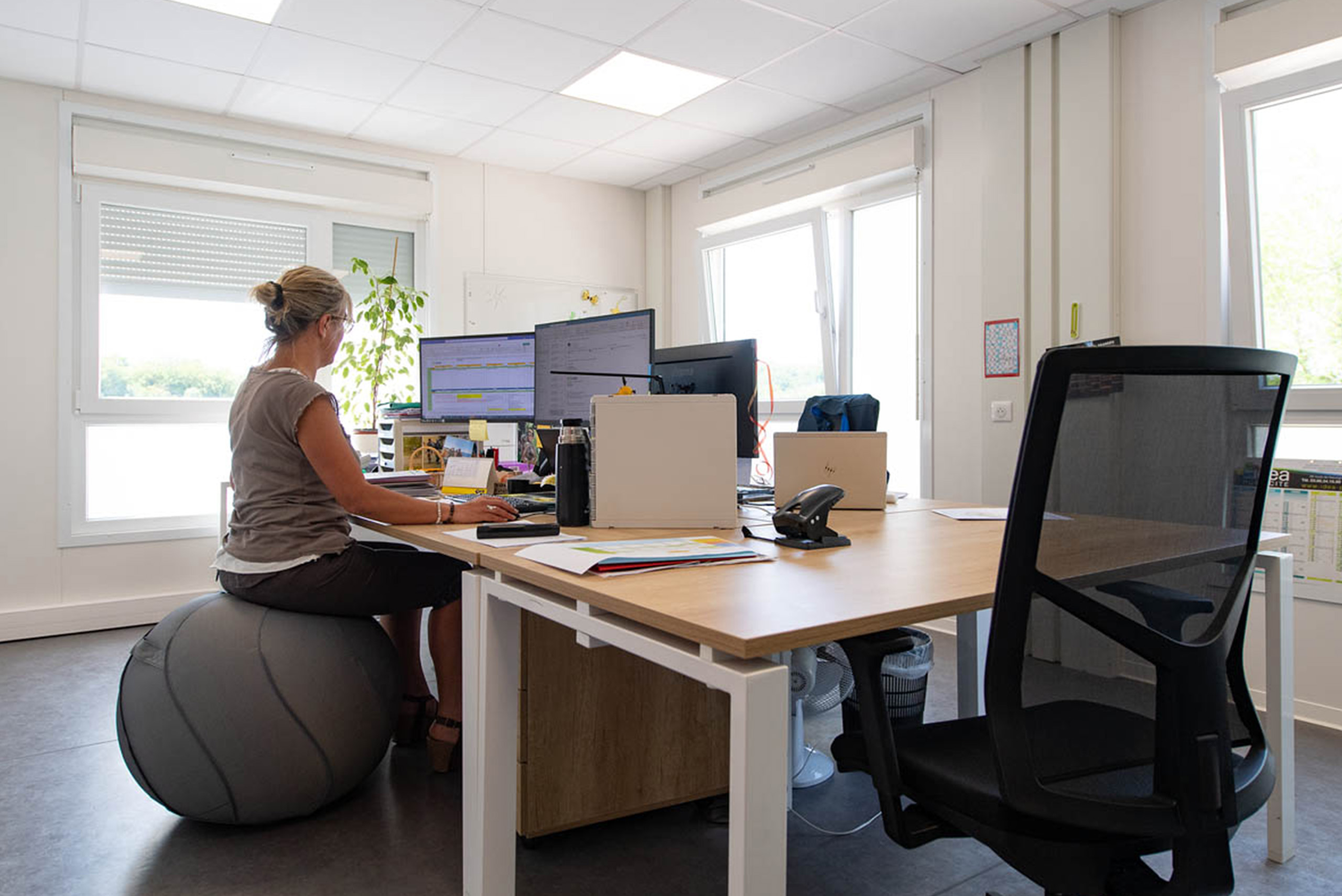 Travailler dans un bureau modulaire Algeco sur un siège ballon ergonomique