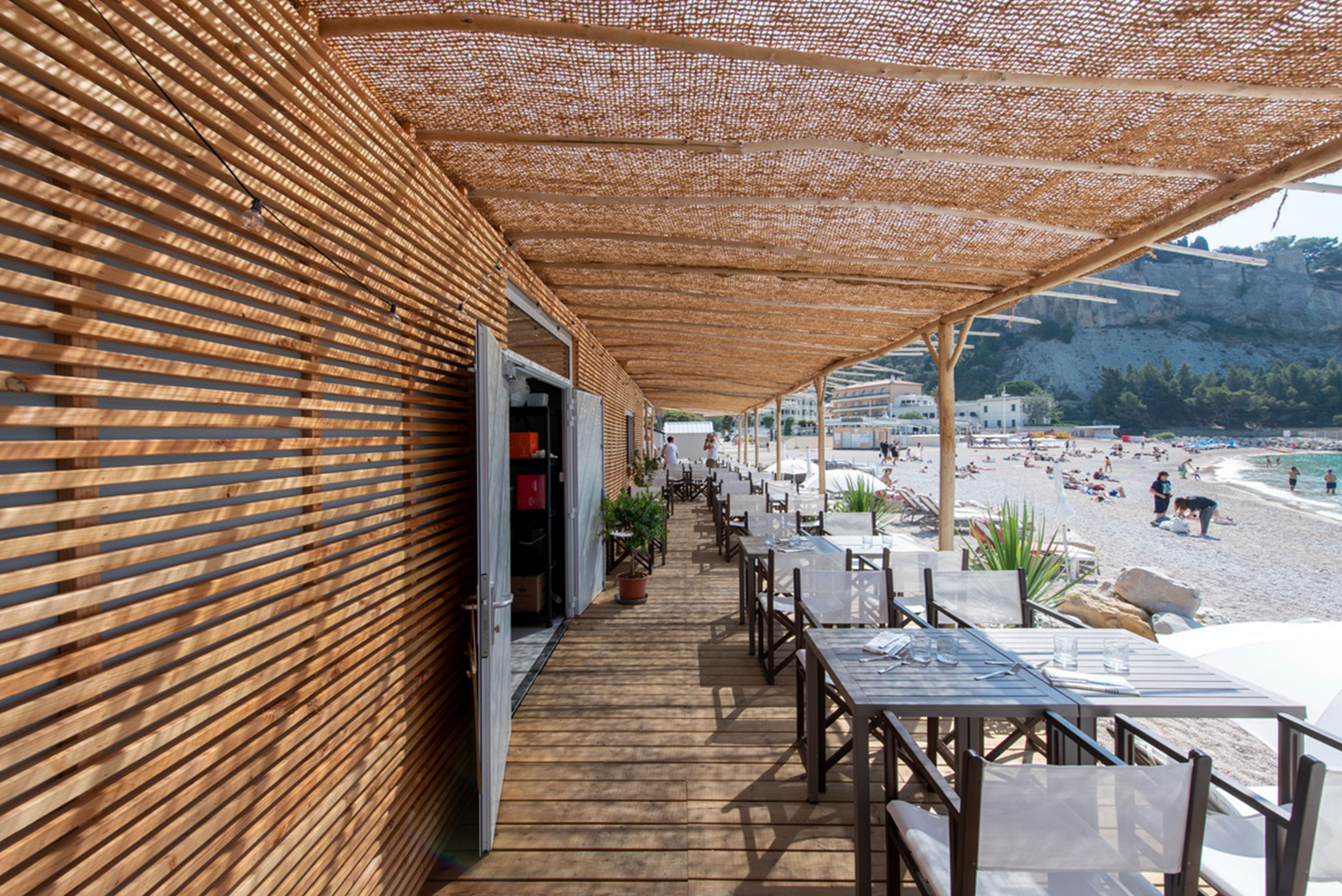 terrasse couverte en bois de restaurant modulaire algeco sur plage