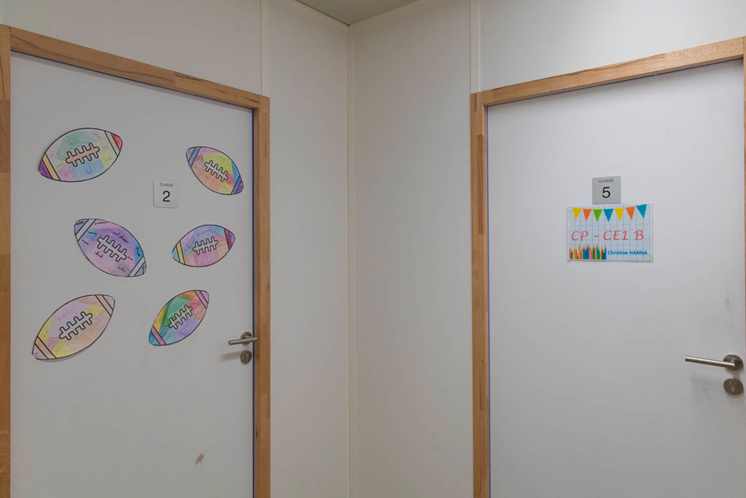Portes décorées avec inscriptions de salles de classe