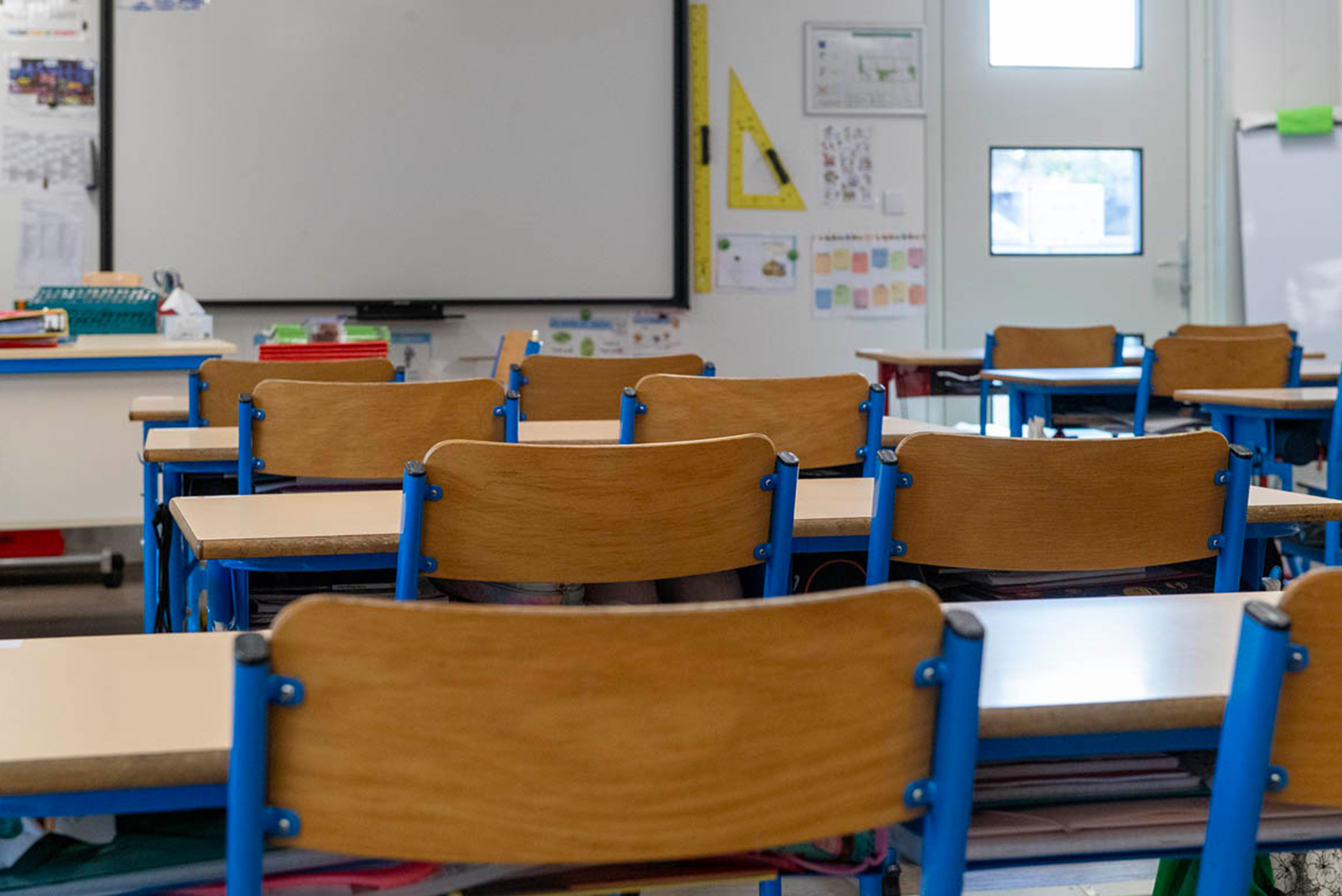 Salle de classe modulaire ALGECO® avec vue vers le tableau depuis la quatrième rangée