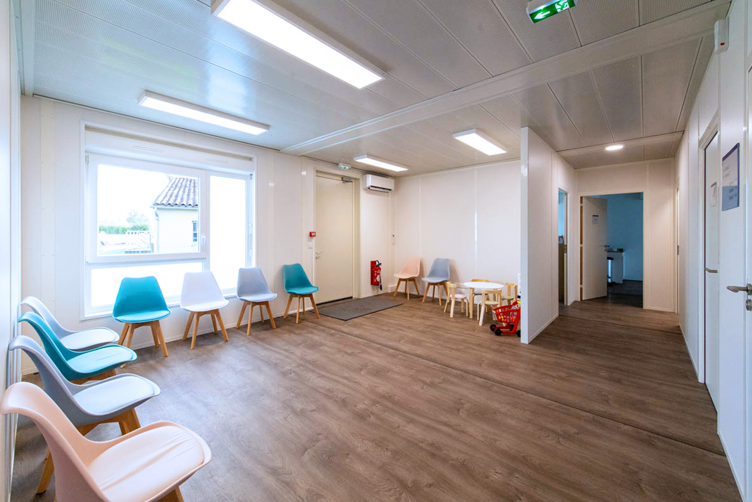 Salle d’attente modulaire ALGECO® avec chaises