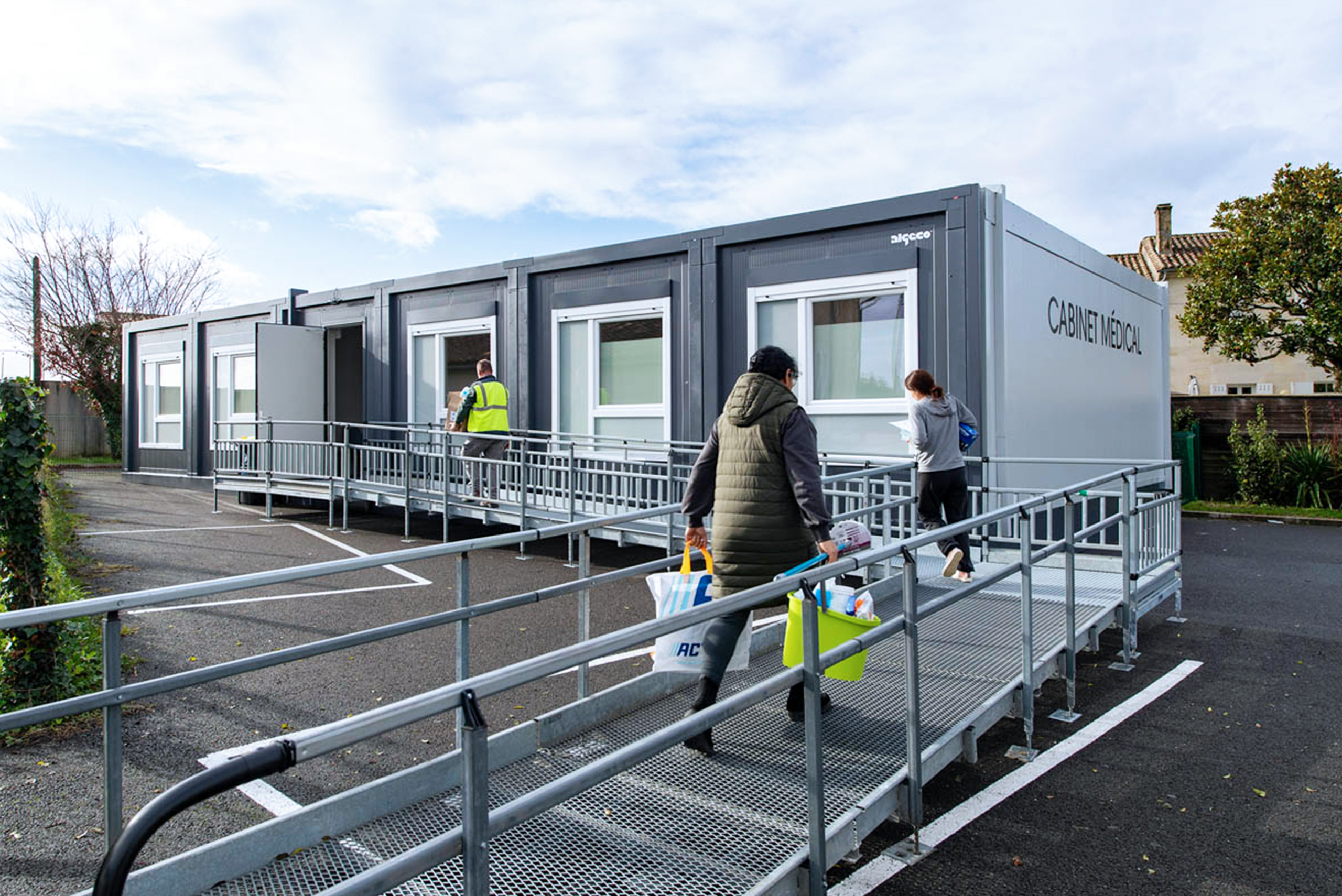 Utilisation des six modules ALGECO® alignés en plein air avec rampe d’accès