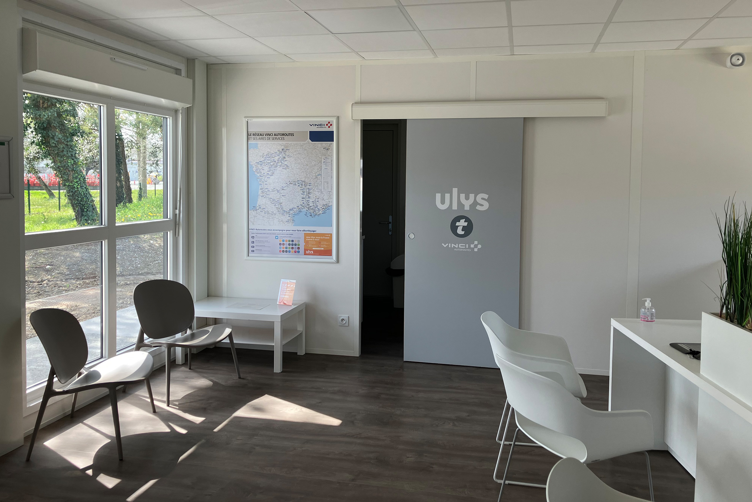 accueil gauche avec porte coulissante de la boutique modulaire Ulys ALGECO® à l’échangeur d’Anglet - Bayonne sud