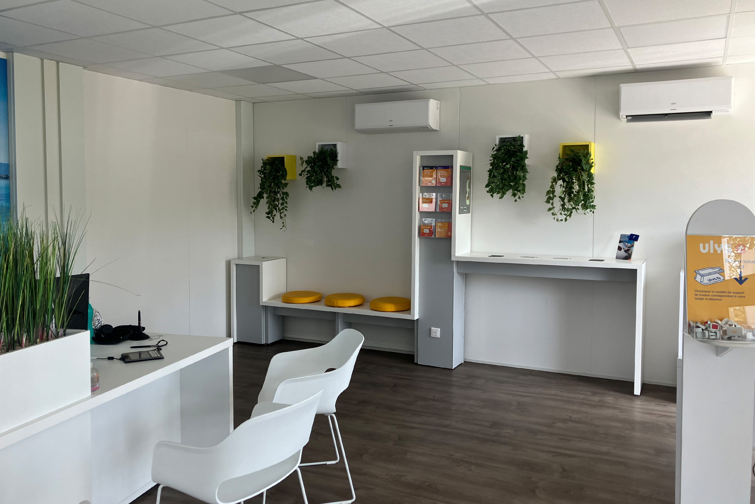 accueil droite avec mur meublé et décoré de la boutique modulaire Ulys ALGECO® à l’échangeur d’Anglet - Bayonne sud