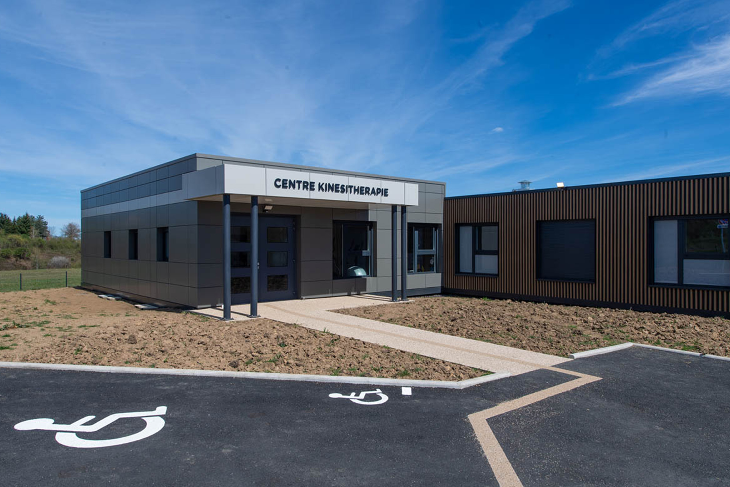 centres ophtalmologique et de kinésithérapie modulaires modernes ALGECO® de Bromont-Lamothe (63230)