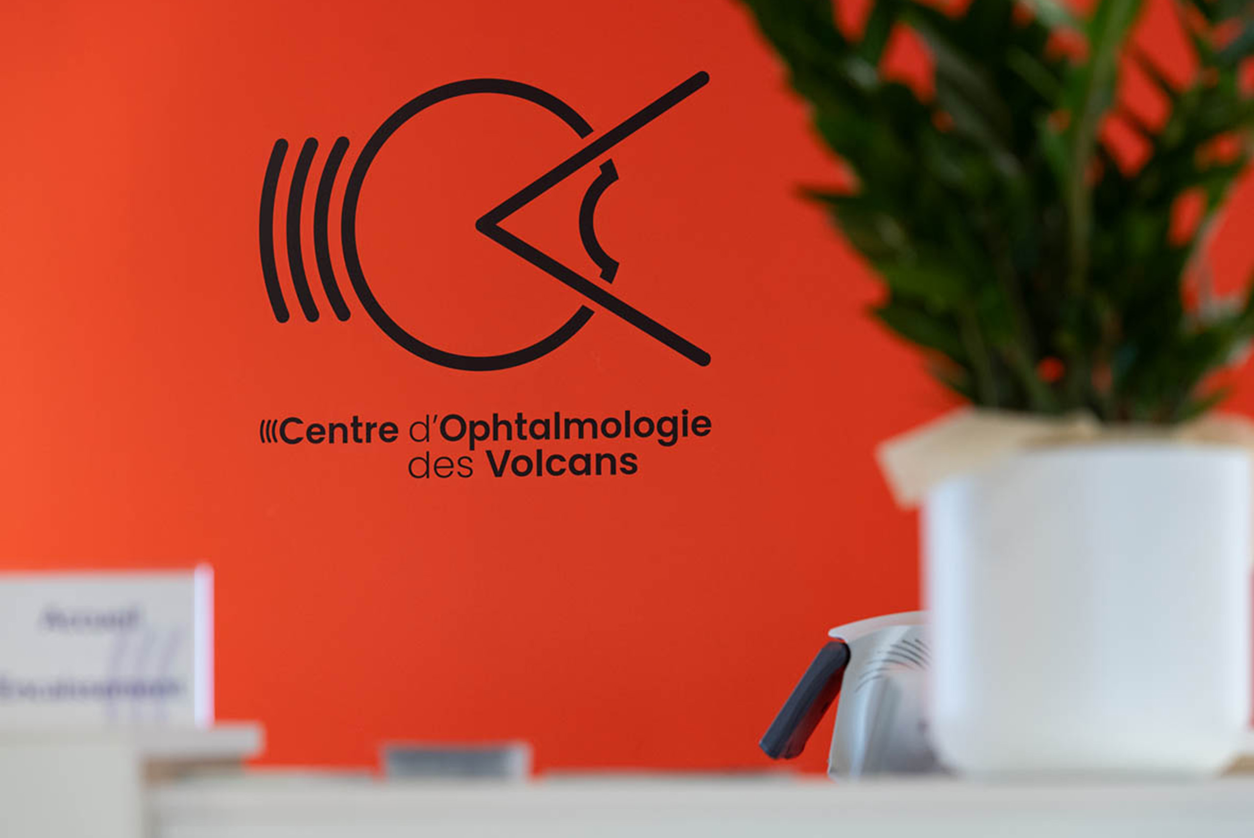 Logo du centre d’ophtalmologie des Volcans sur mur intérieur