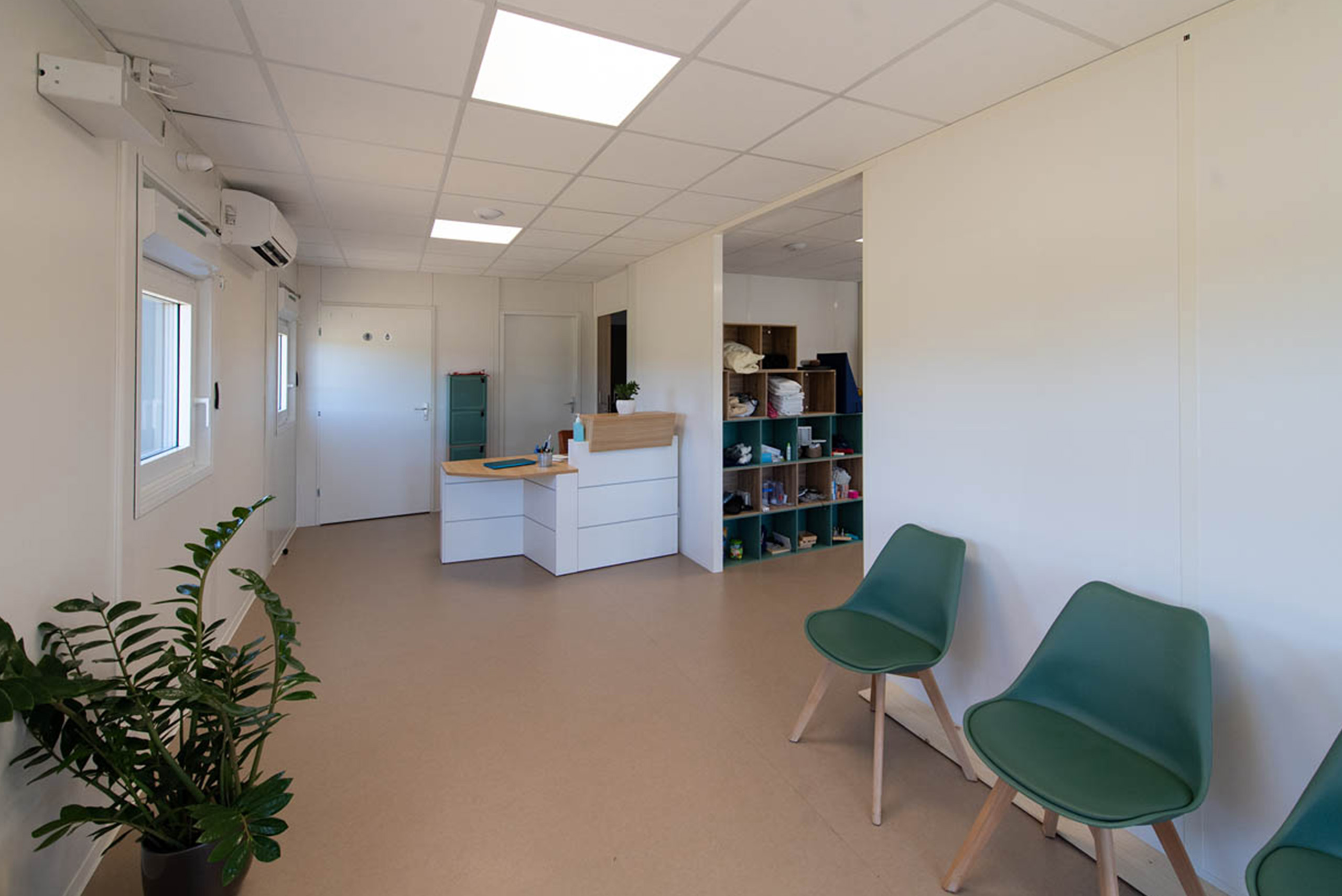 salle d'attente / réception médical du centre de kinésithérapie modulaire ALGECO® de Bromont-Lamothe (63230)