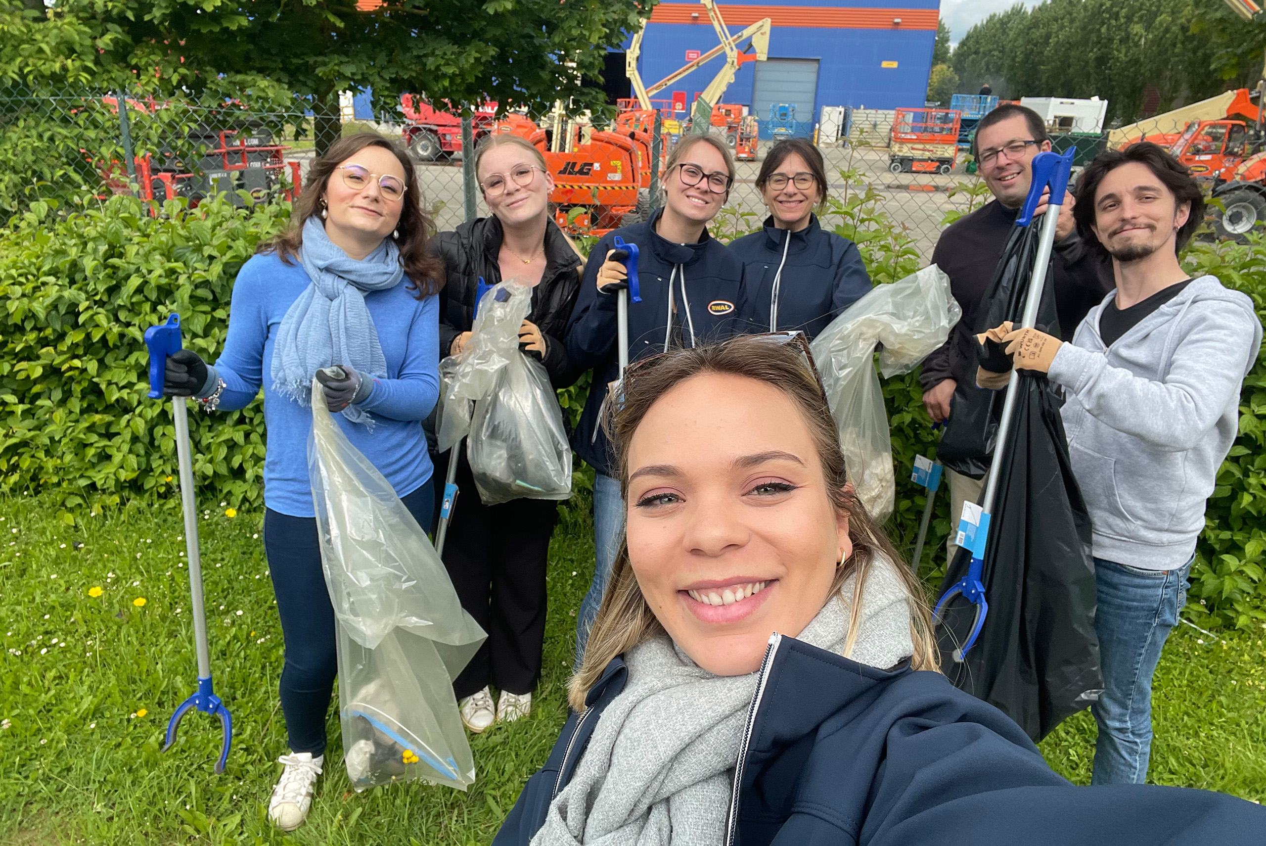 groupe de personnes participant à une activité de nettoyage en plein air