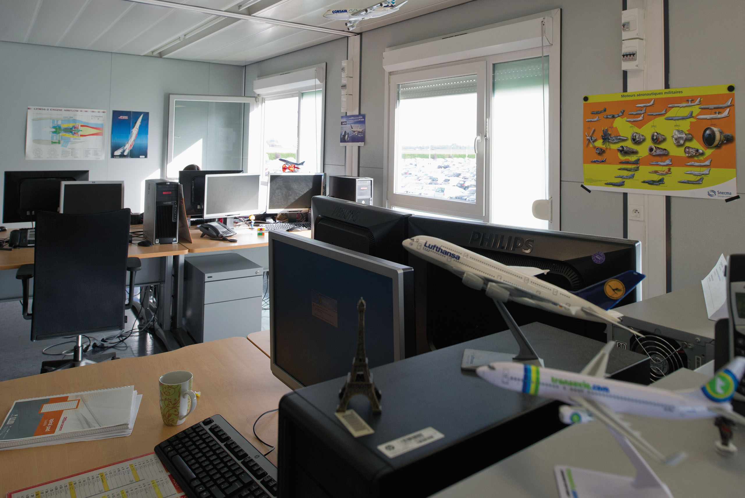 bureau modulaire aéronautique ALGECO® avec ordinateurs et maquettes d’avion