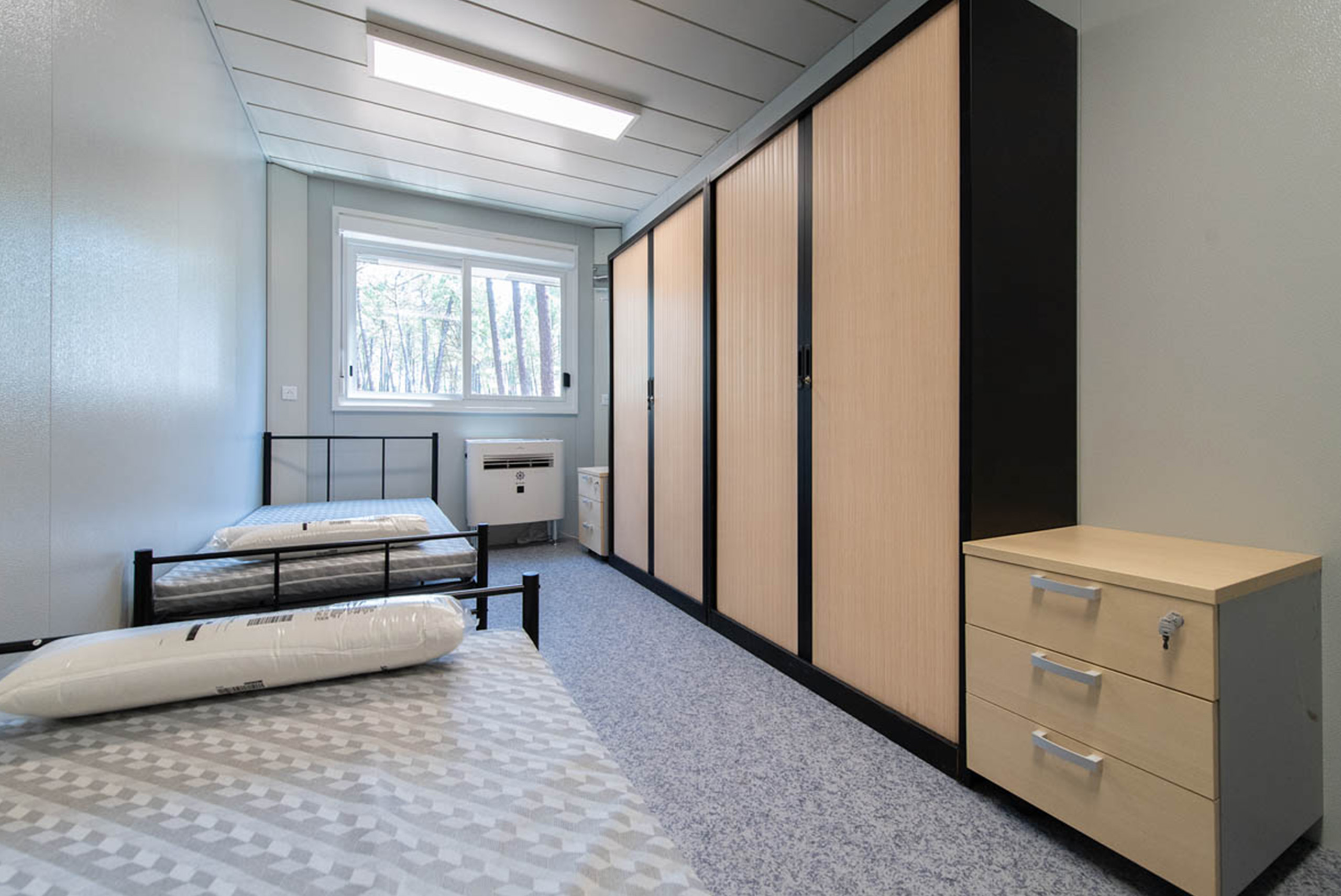 Chambres modulaires ALGECO® avec meubles et deux lits à Arès (Bassin d’Arcachon)