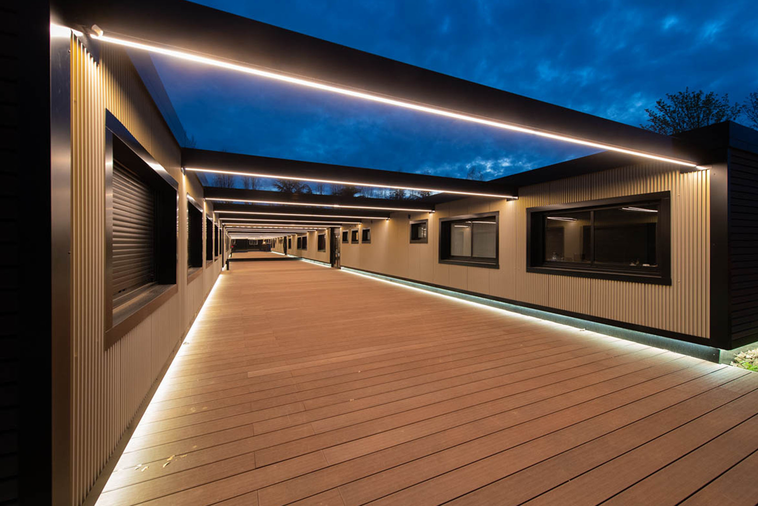 cour intérieure modulaire ALGECO® couverte avec bois éclairée de nuit