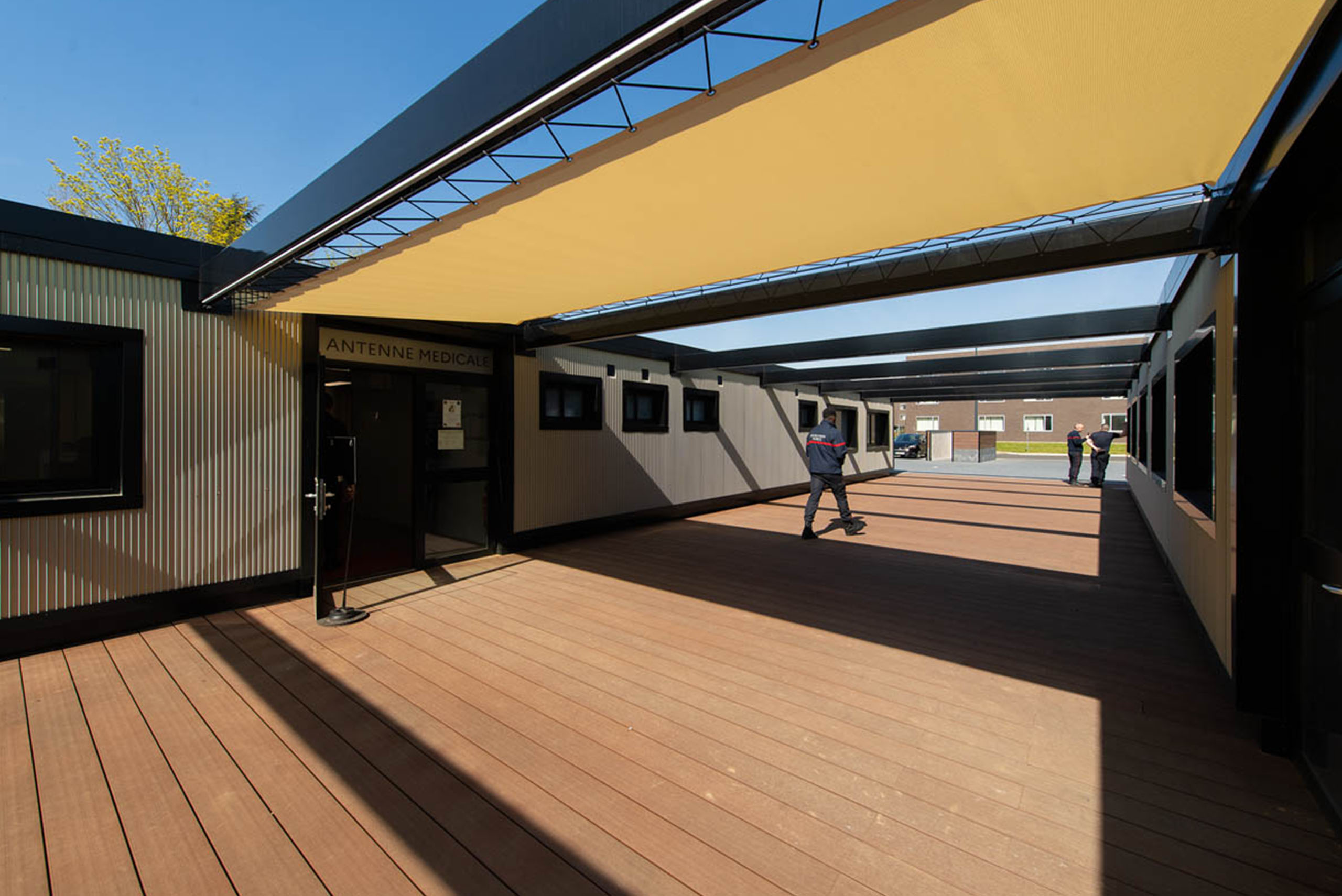 cour intérieure modulaire ALGECO® couverte avec bois