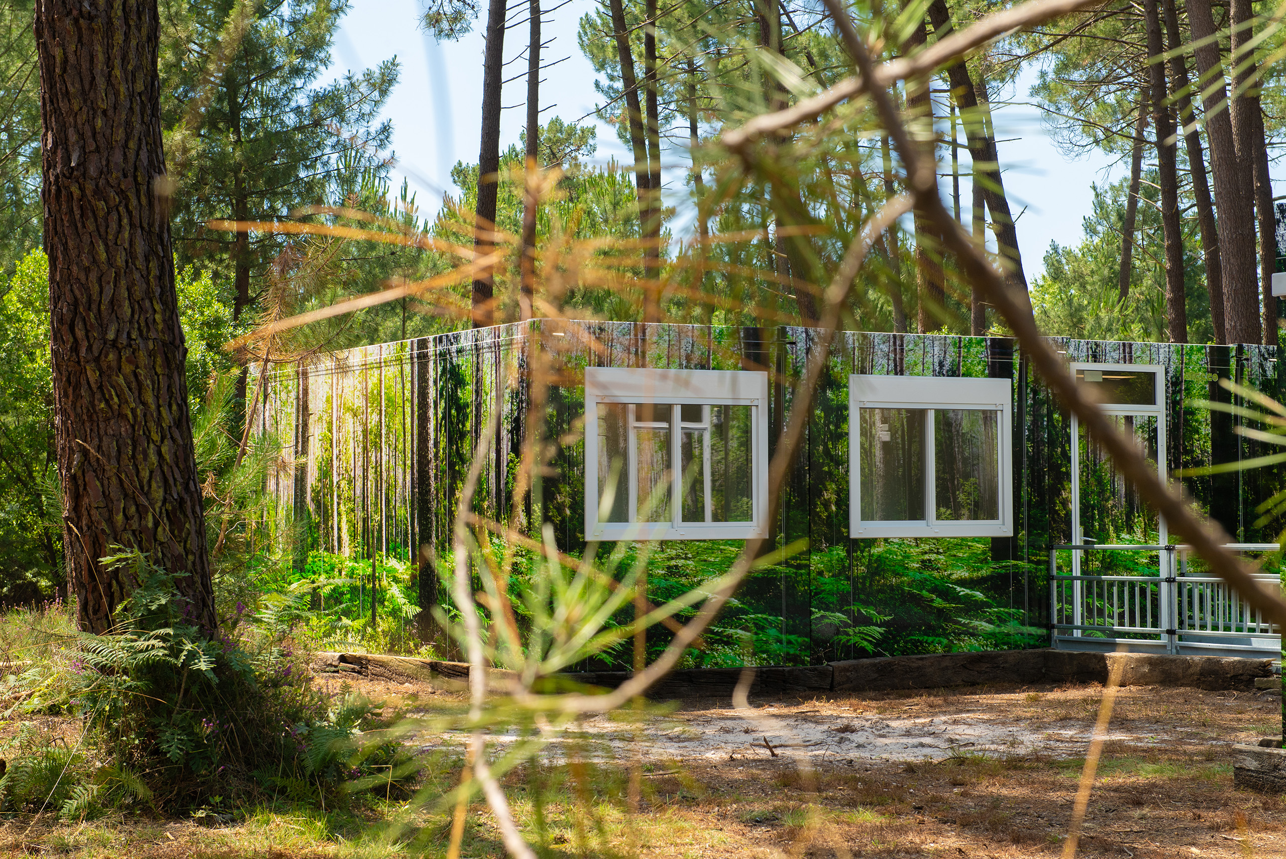 logement modulaire ALGECO® temporaire avec façade en trompe l’œil dans une forêt d’Arès (Bassin d’Arcachon)