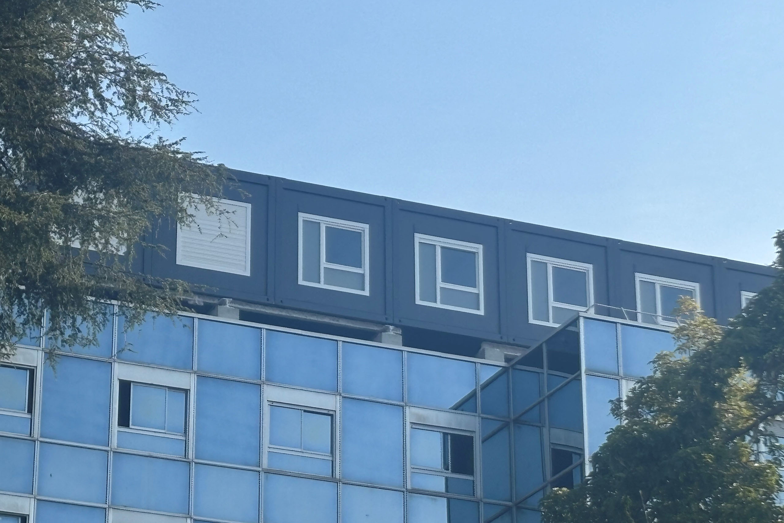 vue en contre-plongée des bureaux modulaires ALGECO® sur le toit de l’hôpital La Palmosa de Menton