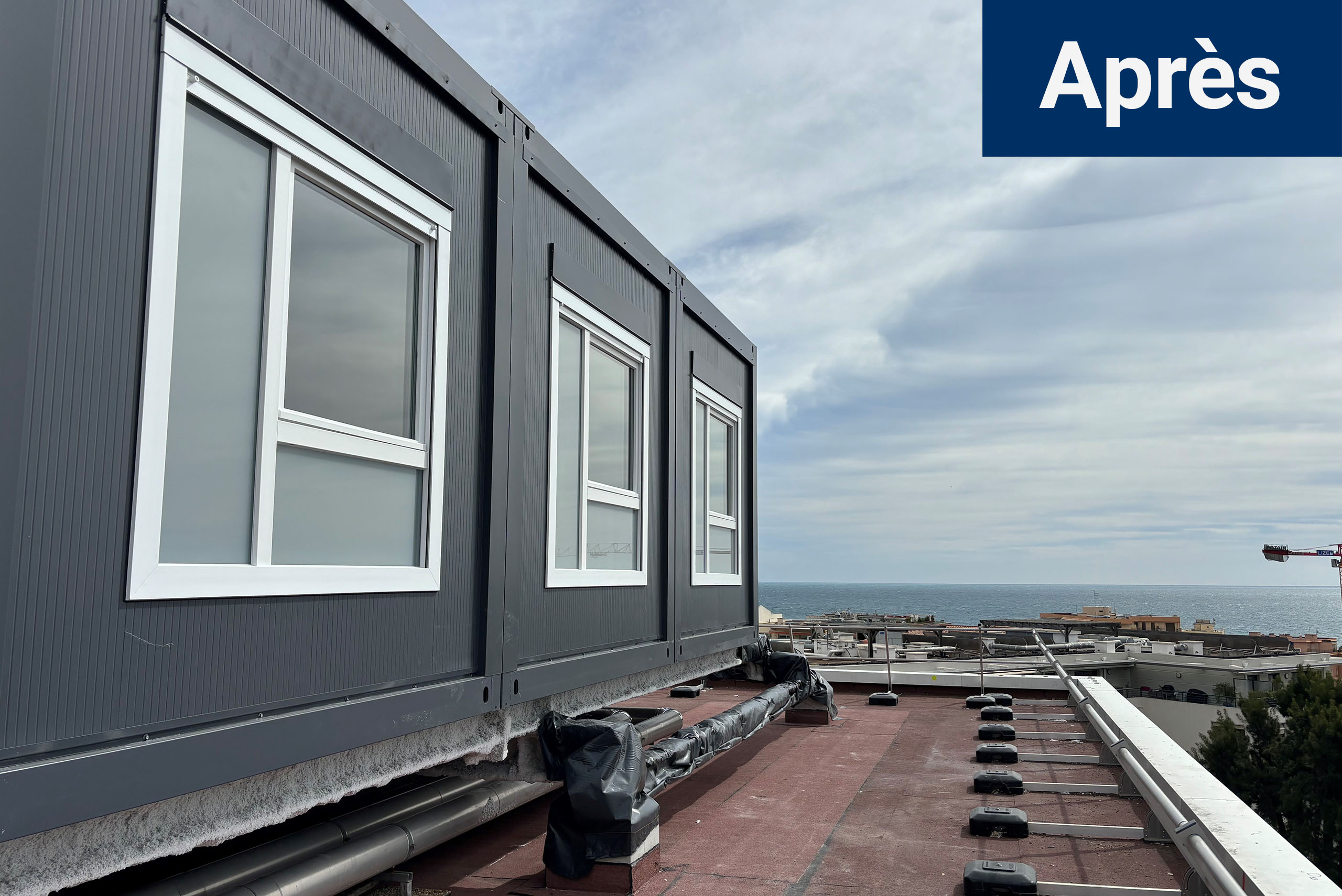 vue sur la gauche des bureaux modulaires ALGECO® sur le toit de l’hôpital La Palmosa de Menton