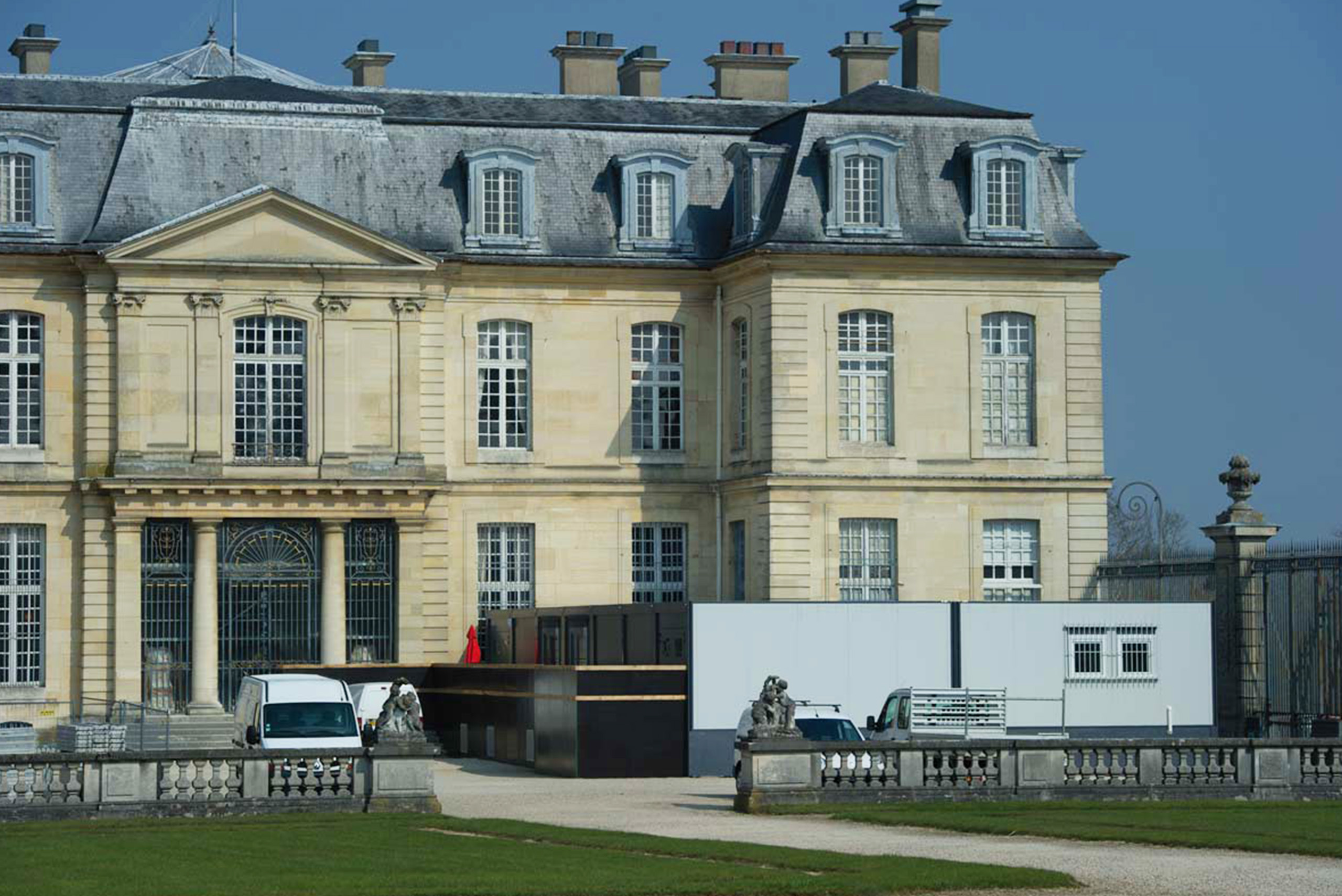 Bâtiment modulaire ALGECO® installé devant un château historique