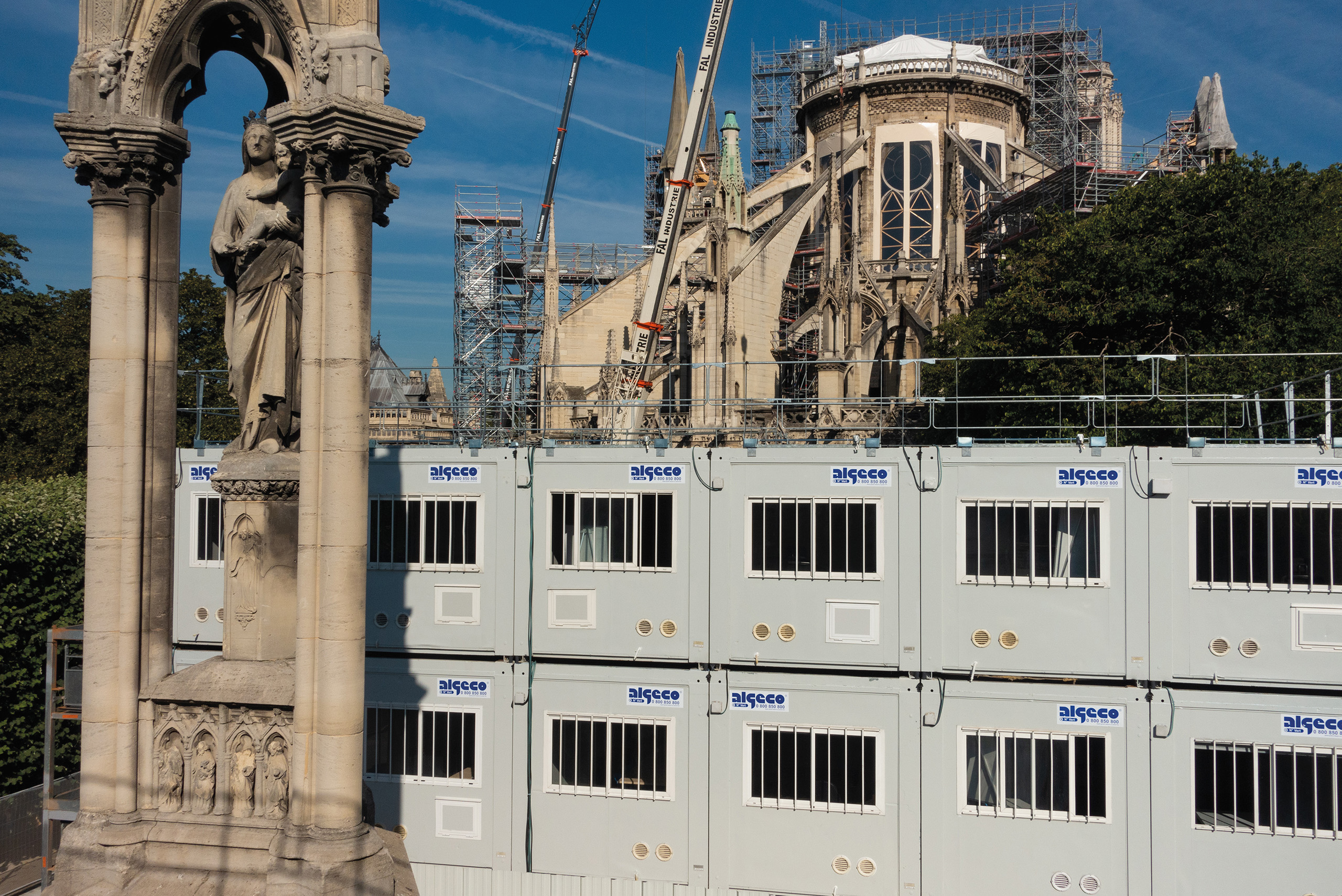 Bâtiments modulaires ALGECO® installés près de la cathédrale Notre Dame de Paris en cours de restauration