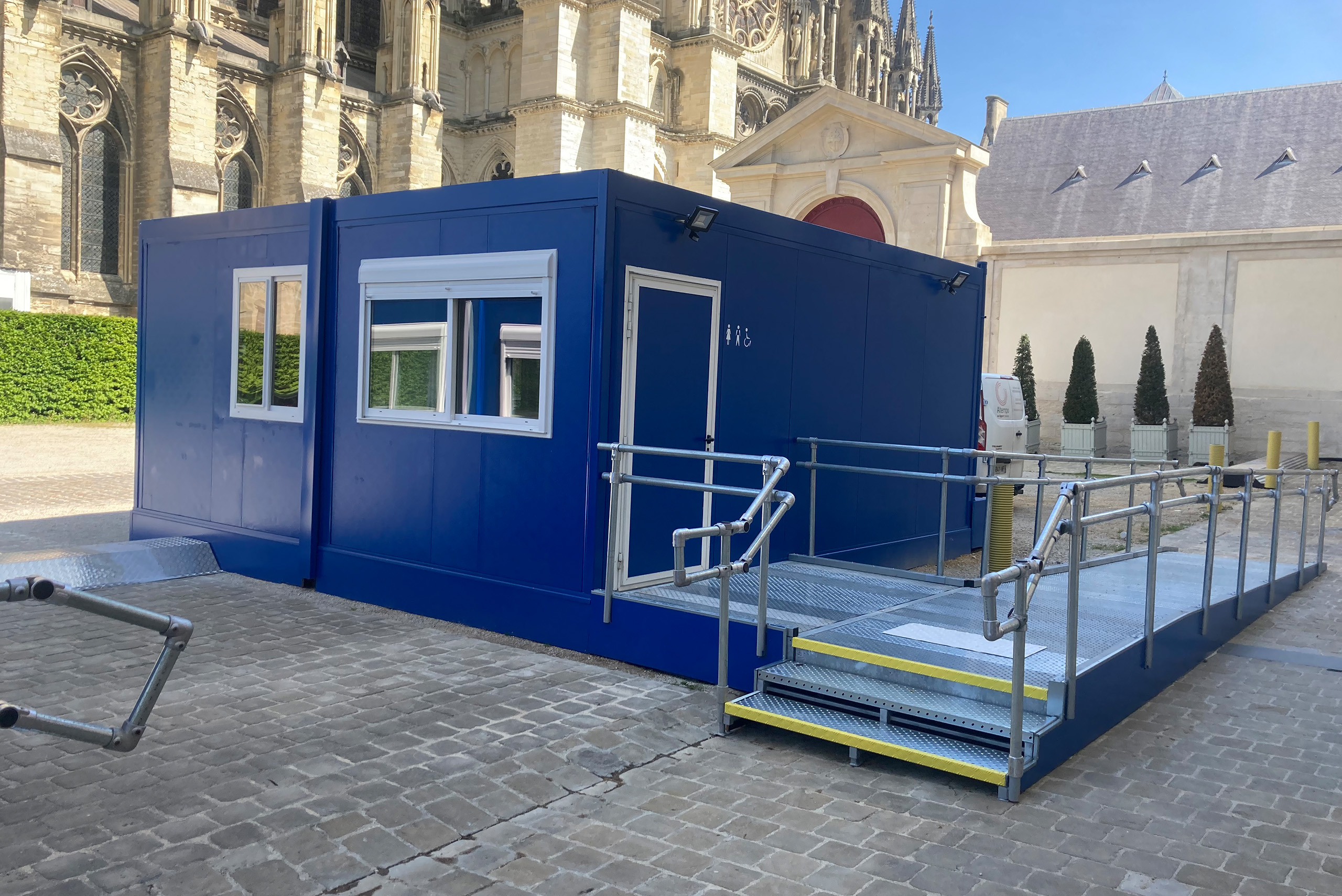 Billetterie et boutique modulaire ALGECO® bleue avec vue sue la cour du Palais du Tau de Reims