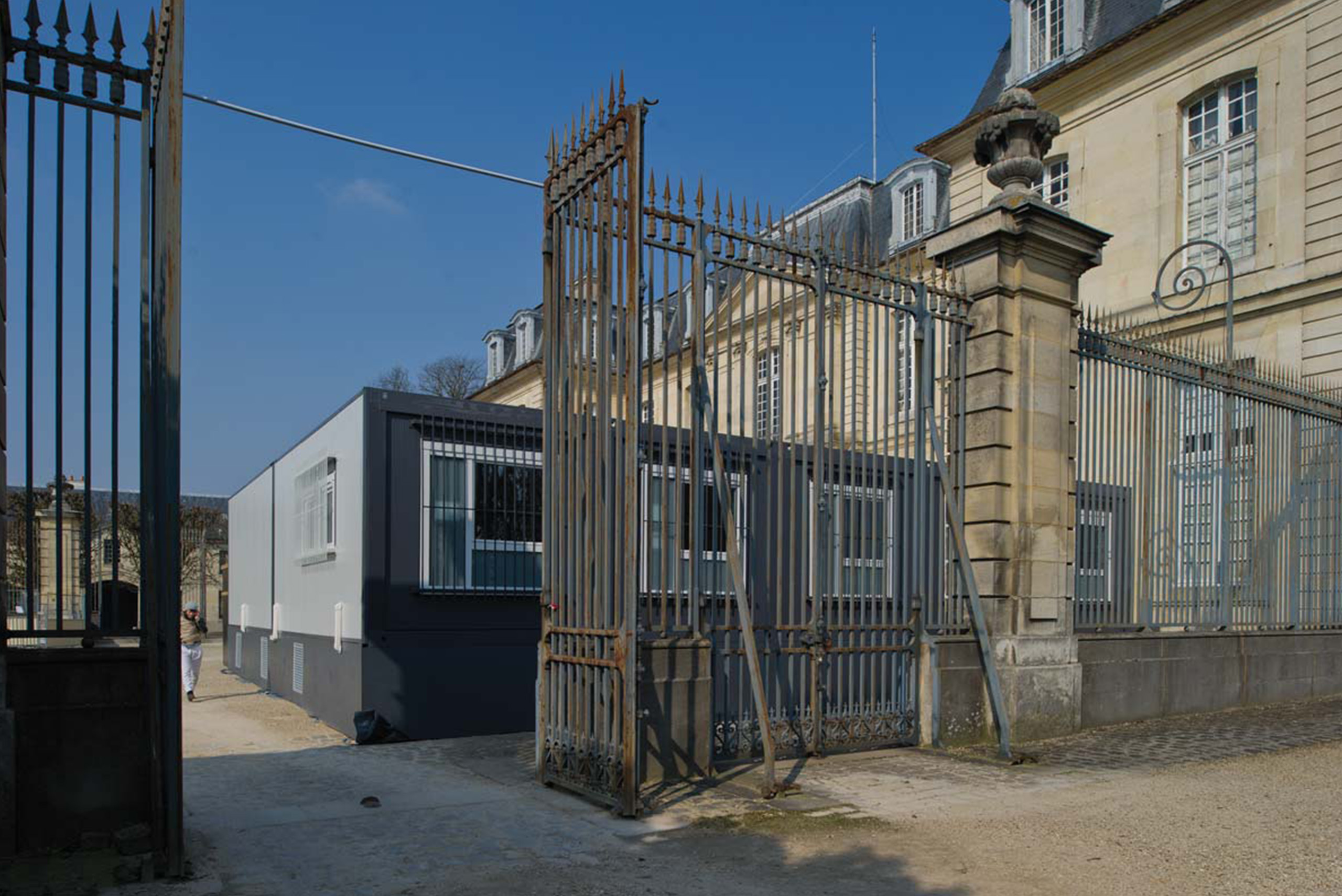 Entrée d'un bâtiment modulaire ALGECO® à proximité d'un château