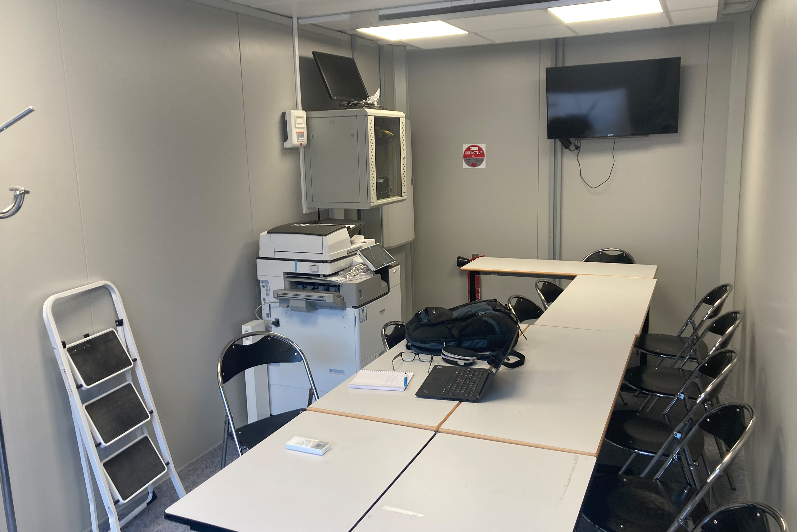 Salle de réunion modulaire ALGECO® équipée d'une imprimante et d'une télévision murale pour le Palais du Tau de Reims
