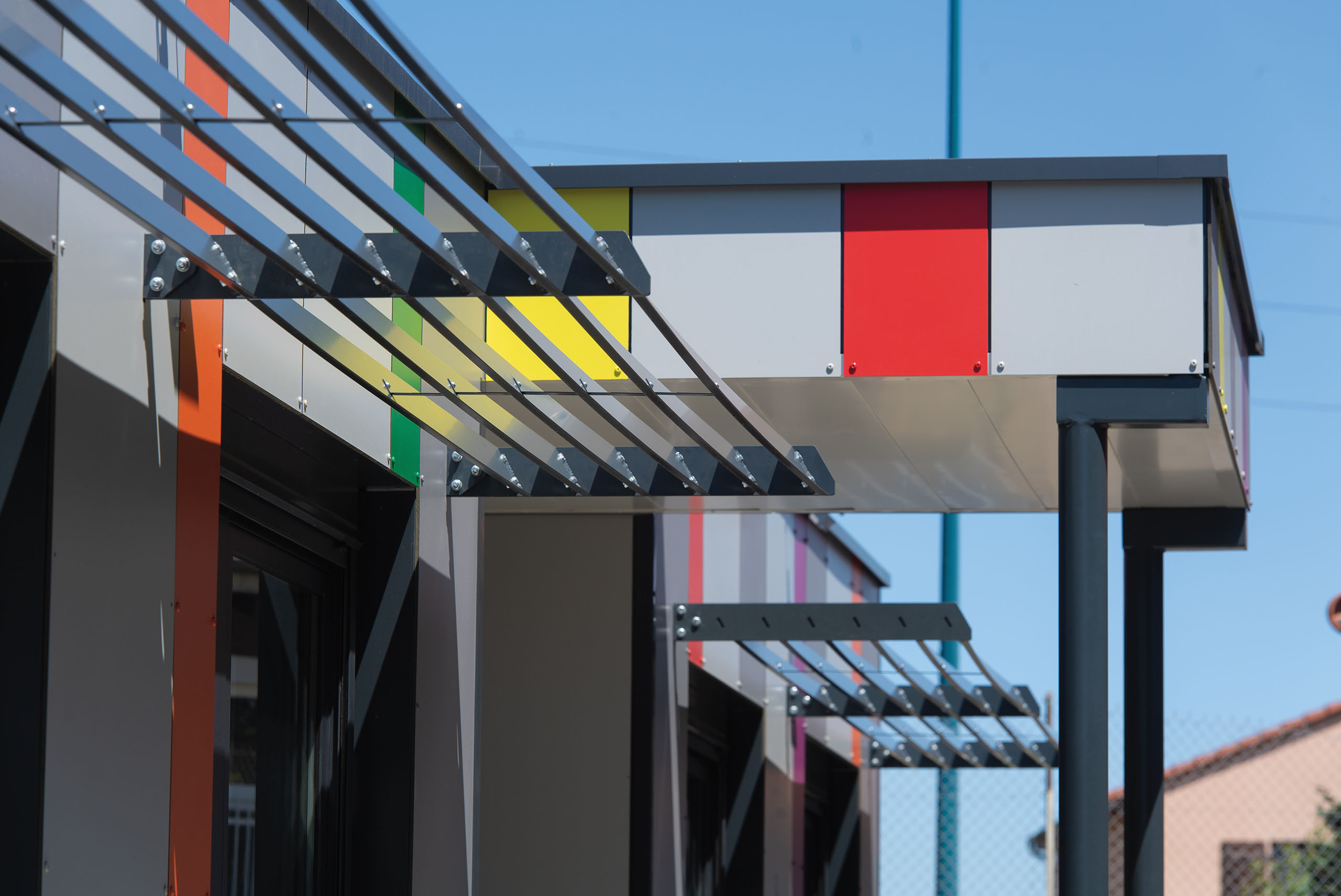 vue rapprochée droite des auvents des salles de classe modulaires ALGECO® pour l’école primaire de Chanteranne à Clermont Ferrand