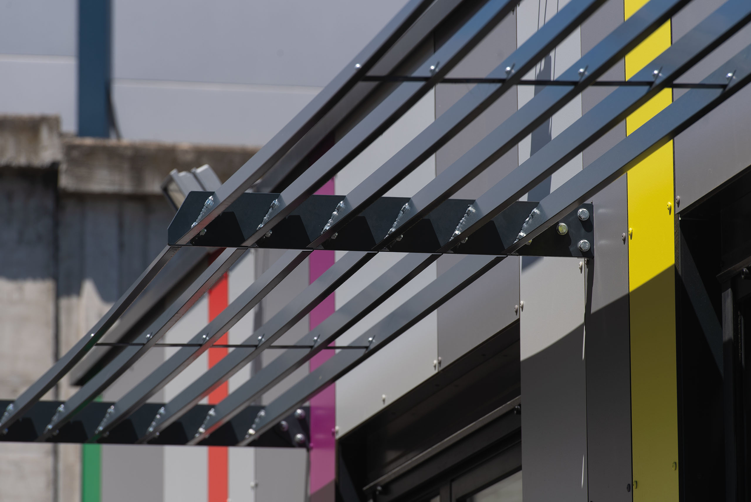 vue rapprochée gauche des auvents des salles de classe modulaires ALGECO® pour l’école primaire de Chanteranne à Clermont Ferrand