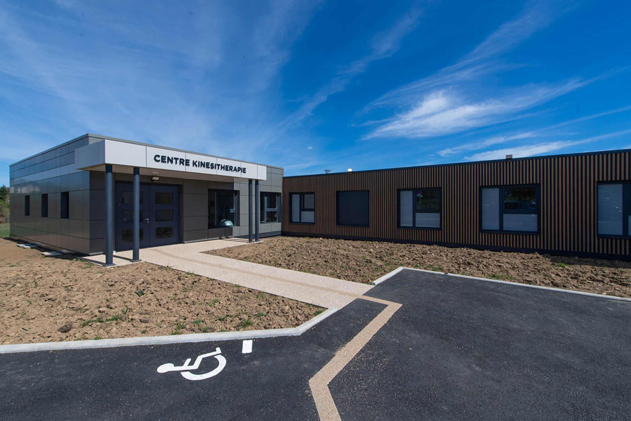 centre de kinésithérapie modulaire moderne ALGECO® de Bromont-Lamothe (63230) avec place de stationnement pour handicapés
