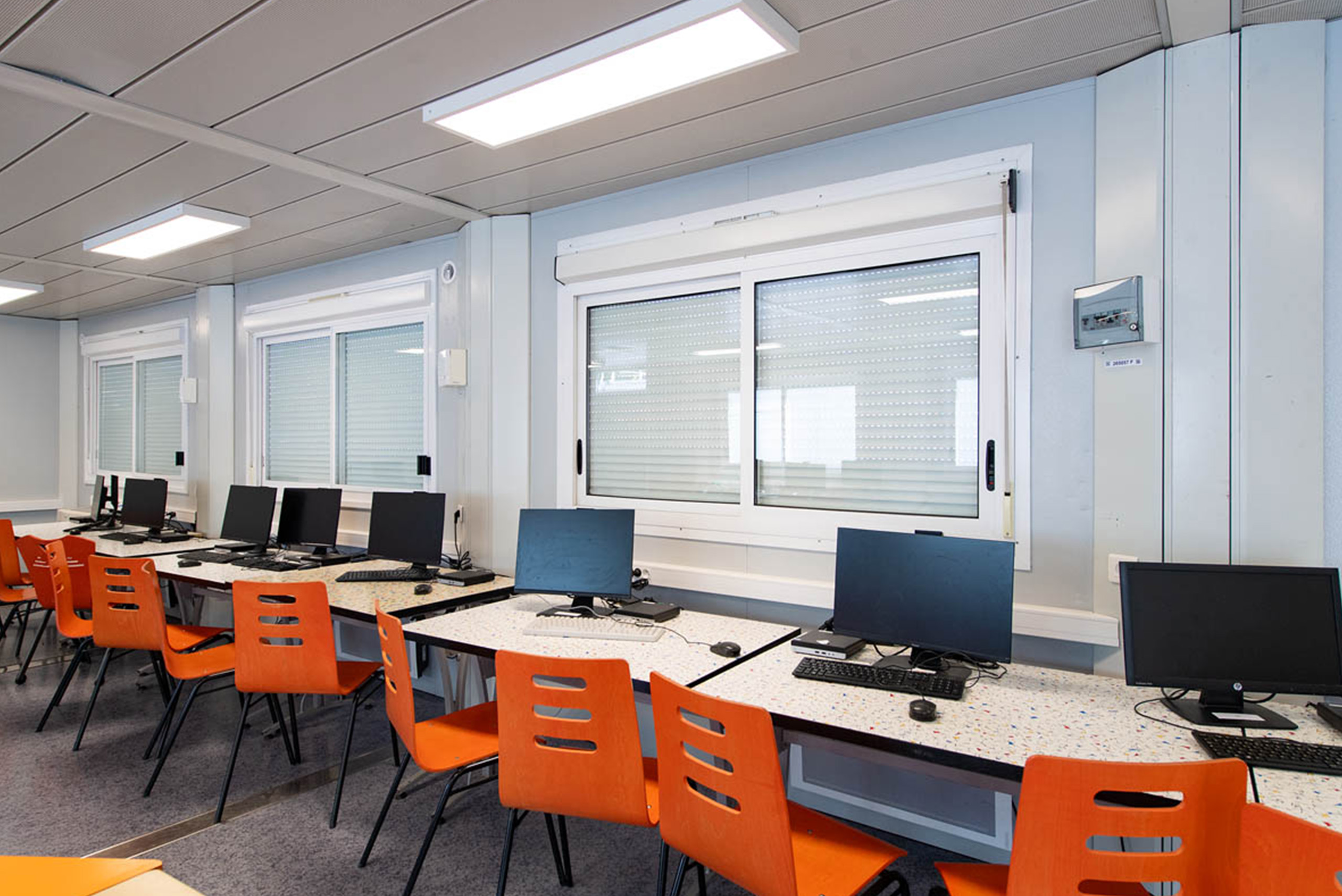 Salle de classe informatique modulaire ALGECO® avec chaises orange