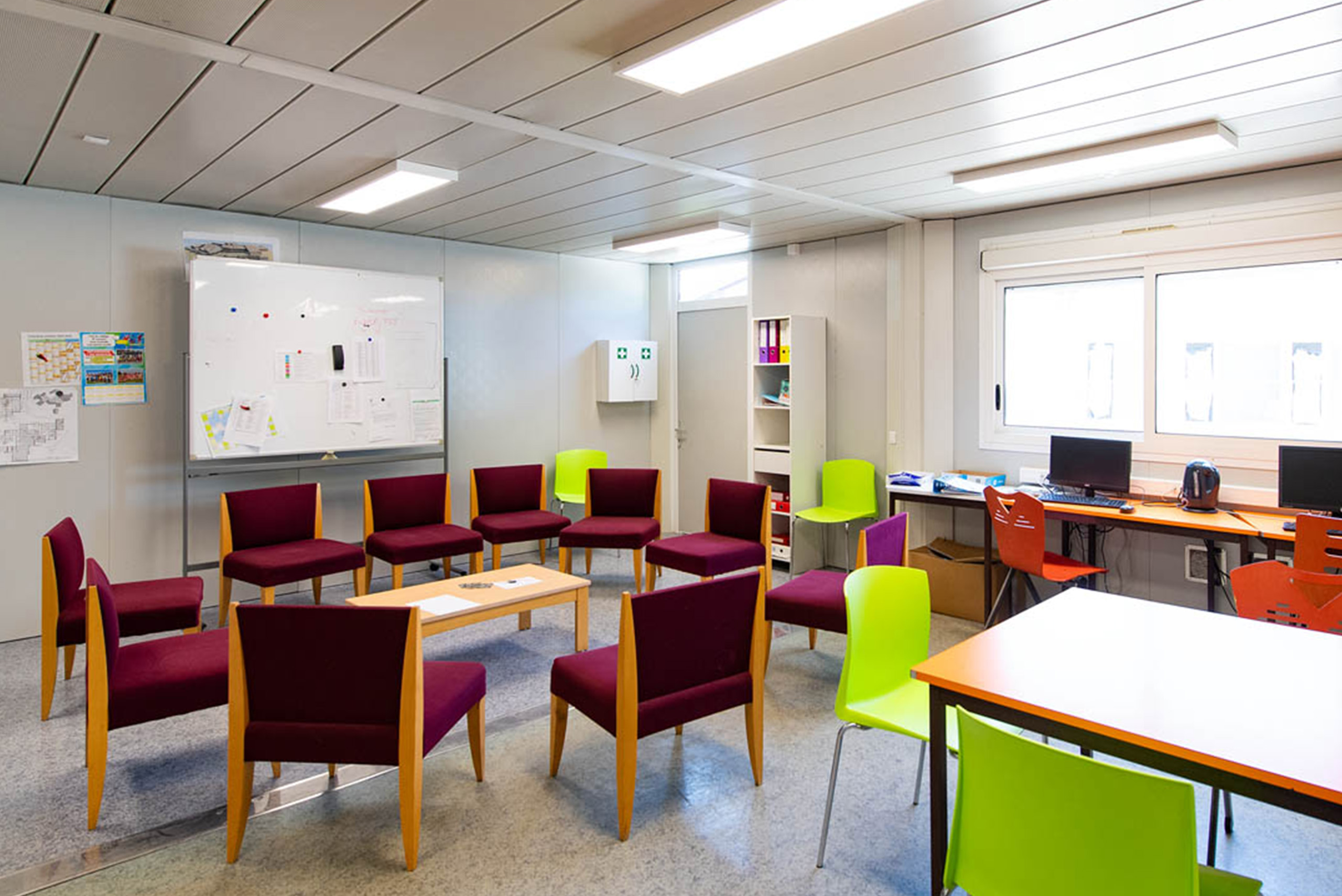 Salle de classe modulaire ALGECO® avec espace réunion et ordinateurs