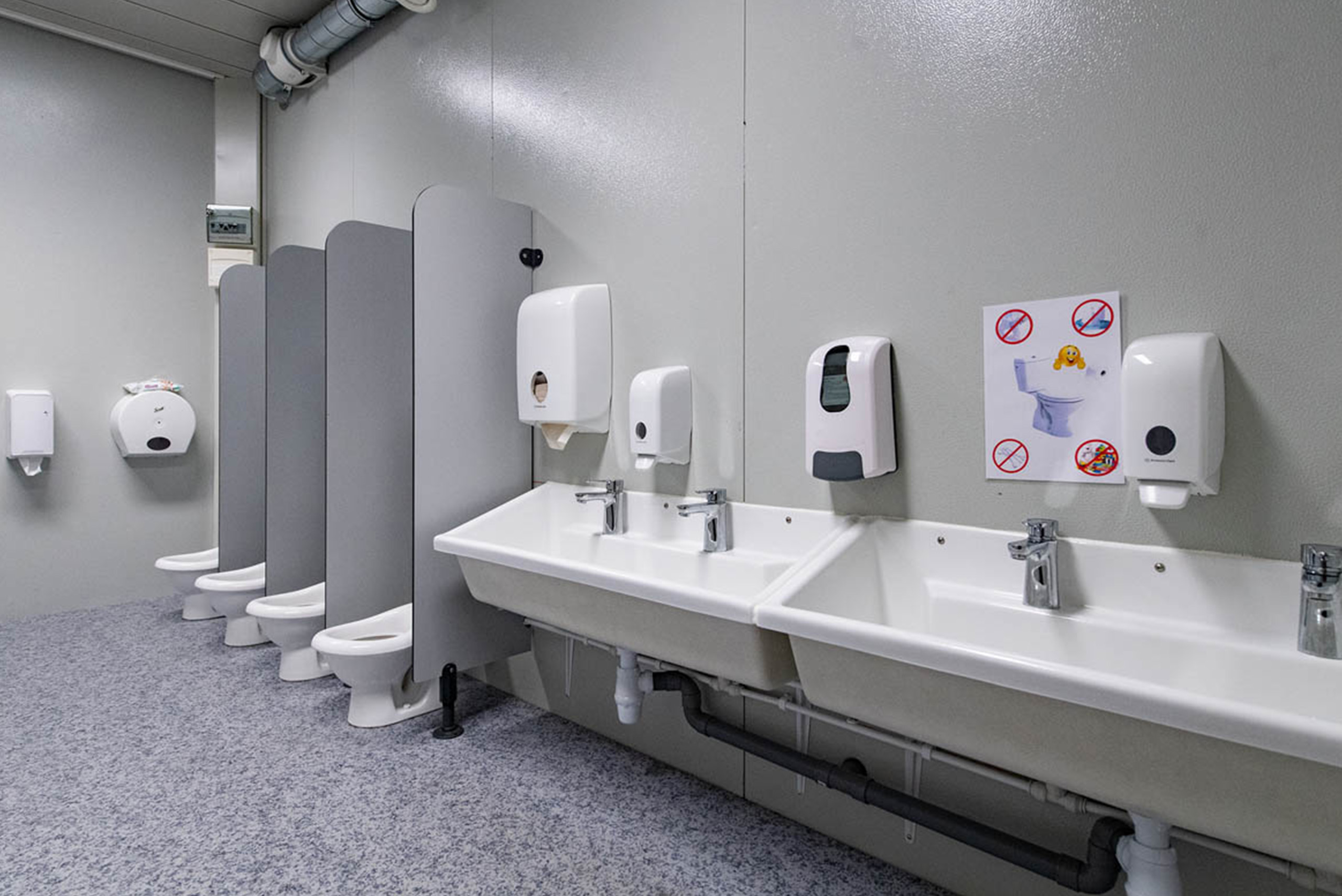 Sanitaires modernes dans un espace modulaire ALGECO®