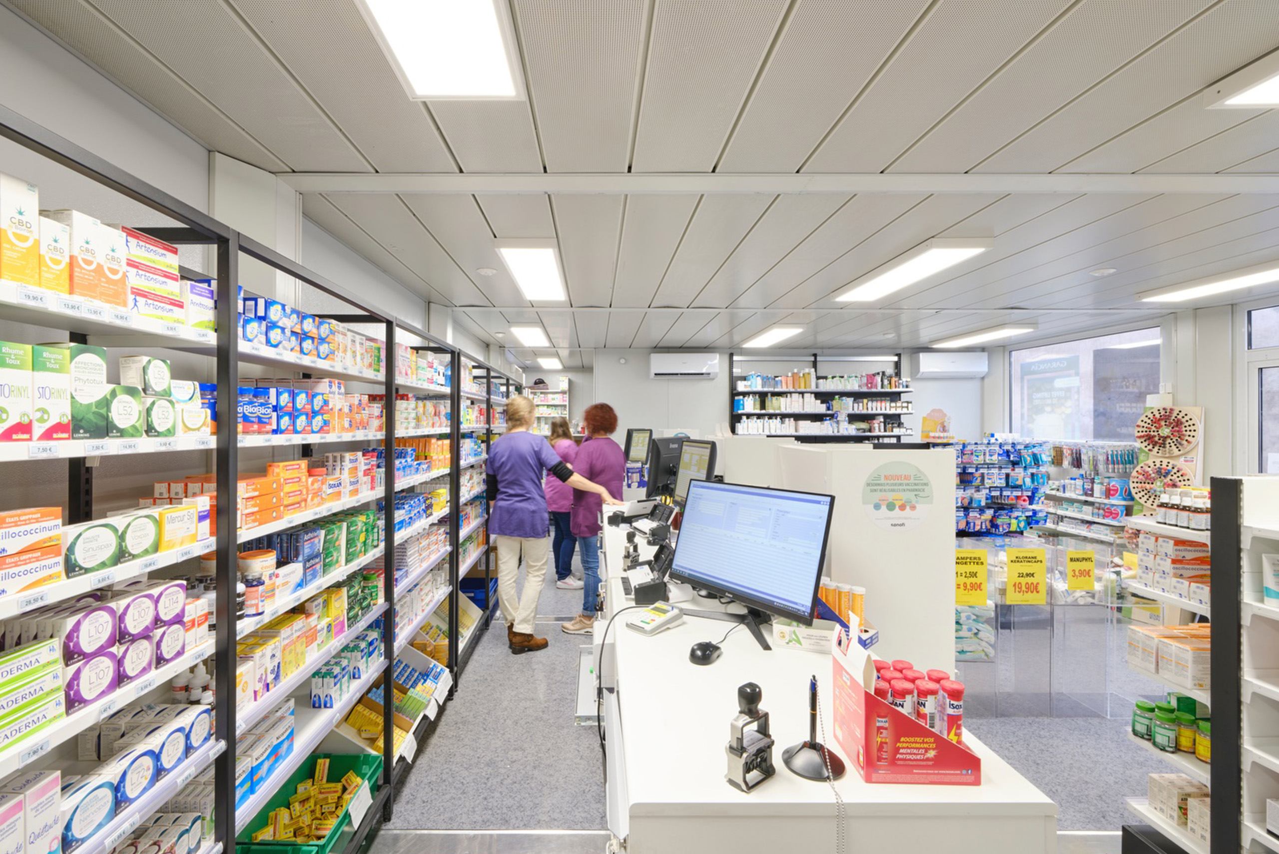Comptoir de la Pharmacie modulaire ALGECO® de Diemeringen (Bas-Rhin) avec rayons de médicaments et clients