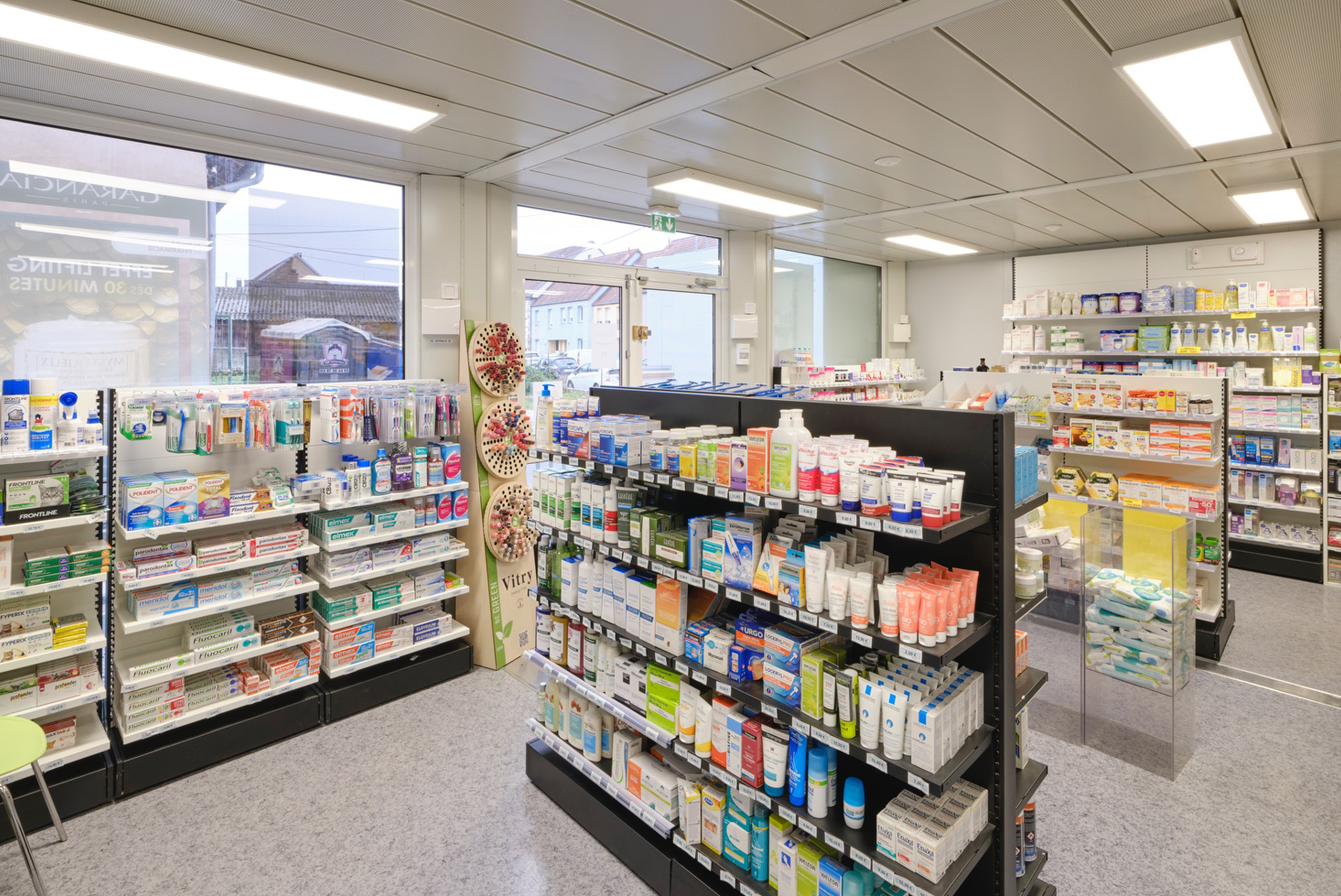 Espace de vente de la Pharmacie modulaire ALGECO® de Diemeringen (Bas-Rhin) avec produits en vitrine