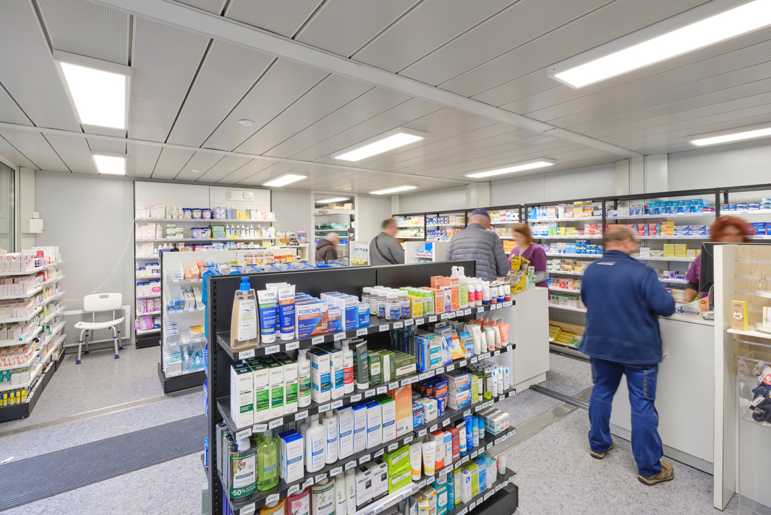 Intérieur de la Pharmacie modulaire ALGECO® de Diemeringen (Bas-Rhin) avec étagères et clients