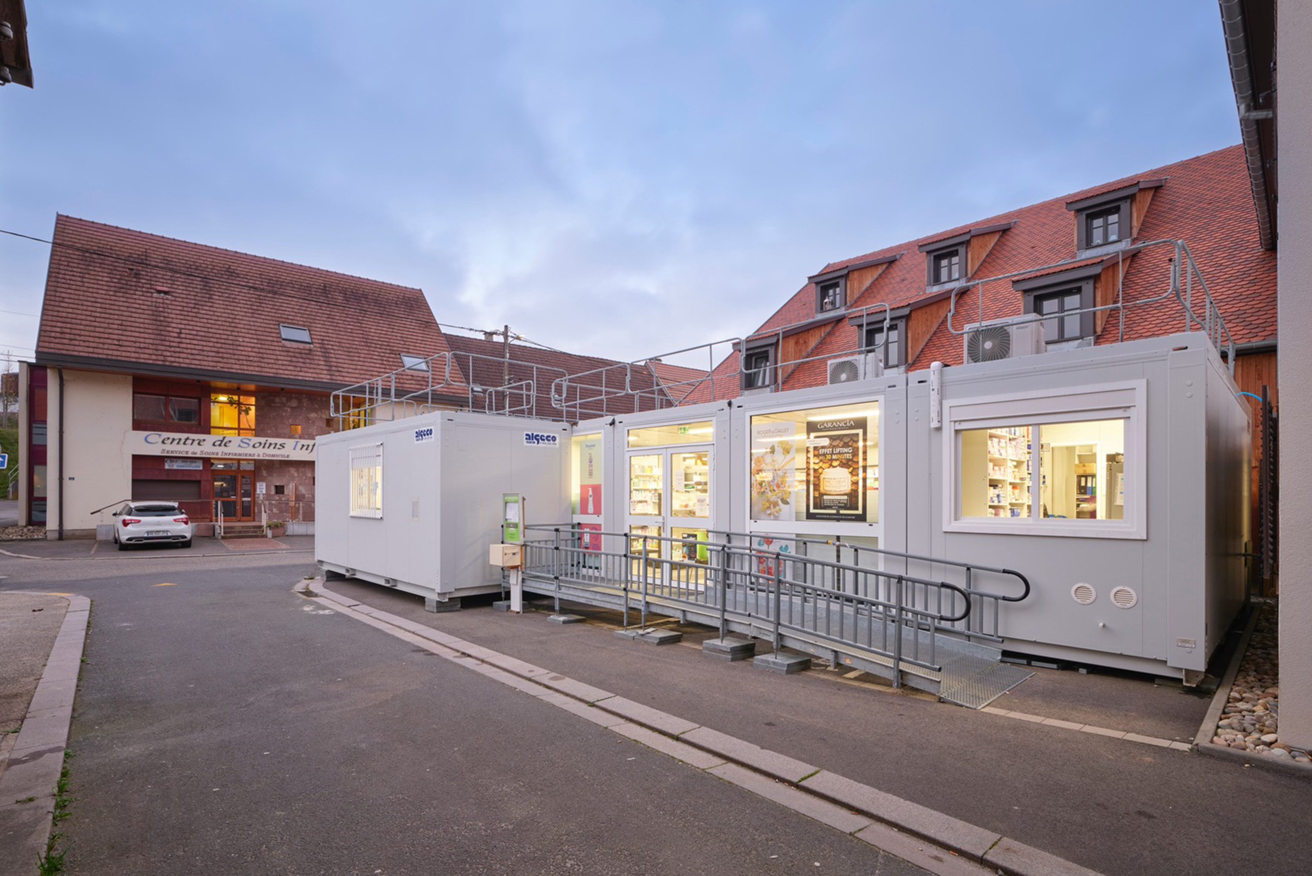 Pharmacie modulaire ALGECO® de Diemeringen (Bas-Rhin) en fin de journée