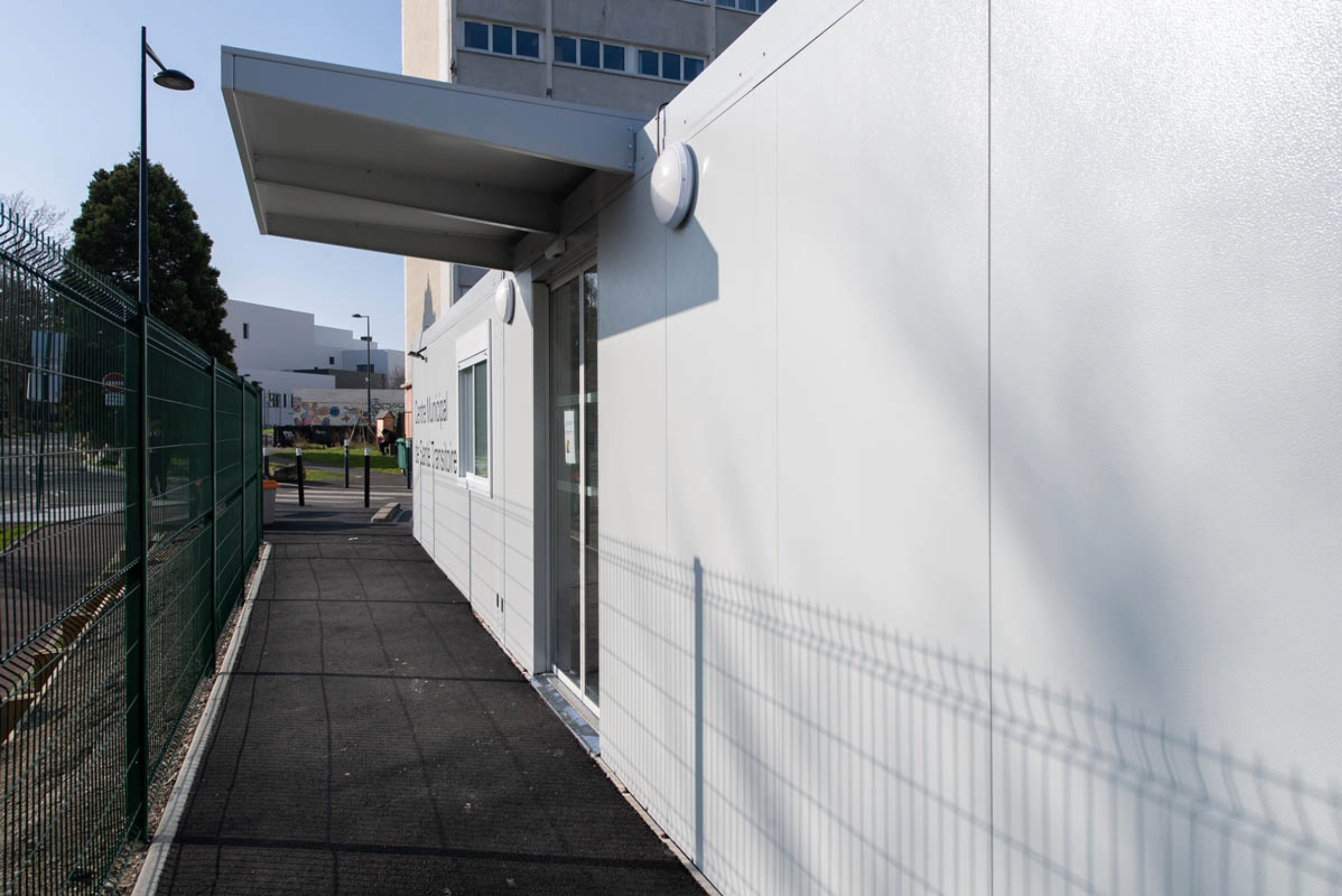 Entrée du centre de santé transitoire modulaire ALGECO® de Fontenay-sous-Bois