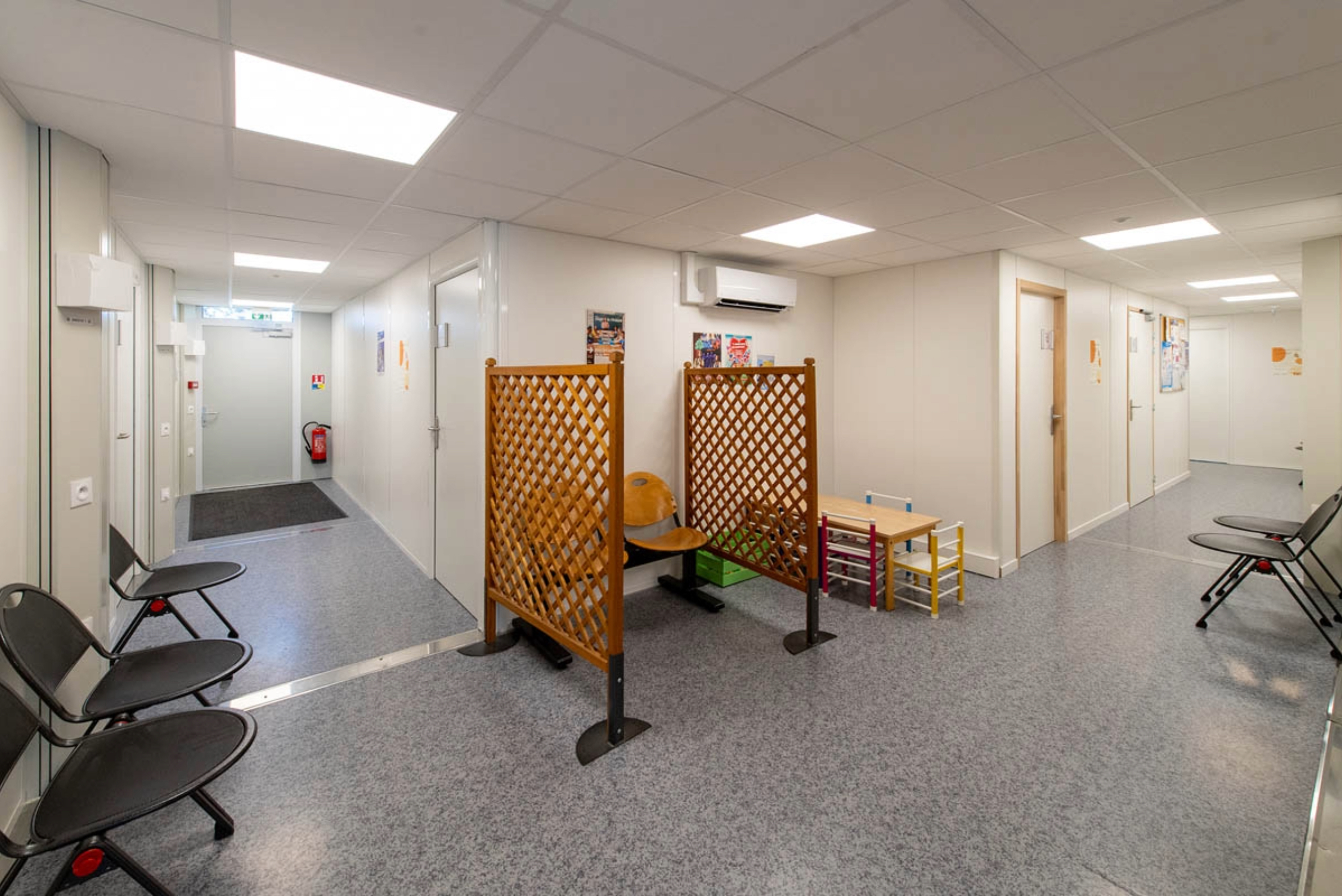 Salle d'attente modulaire ALGECO® du centre de santé transitoire de Fontenay-sous-Bois