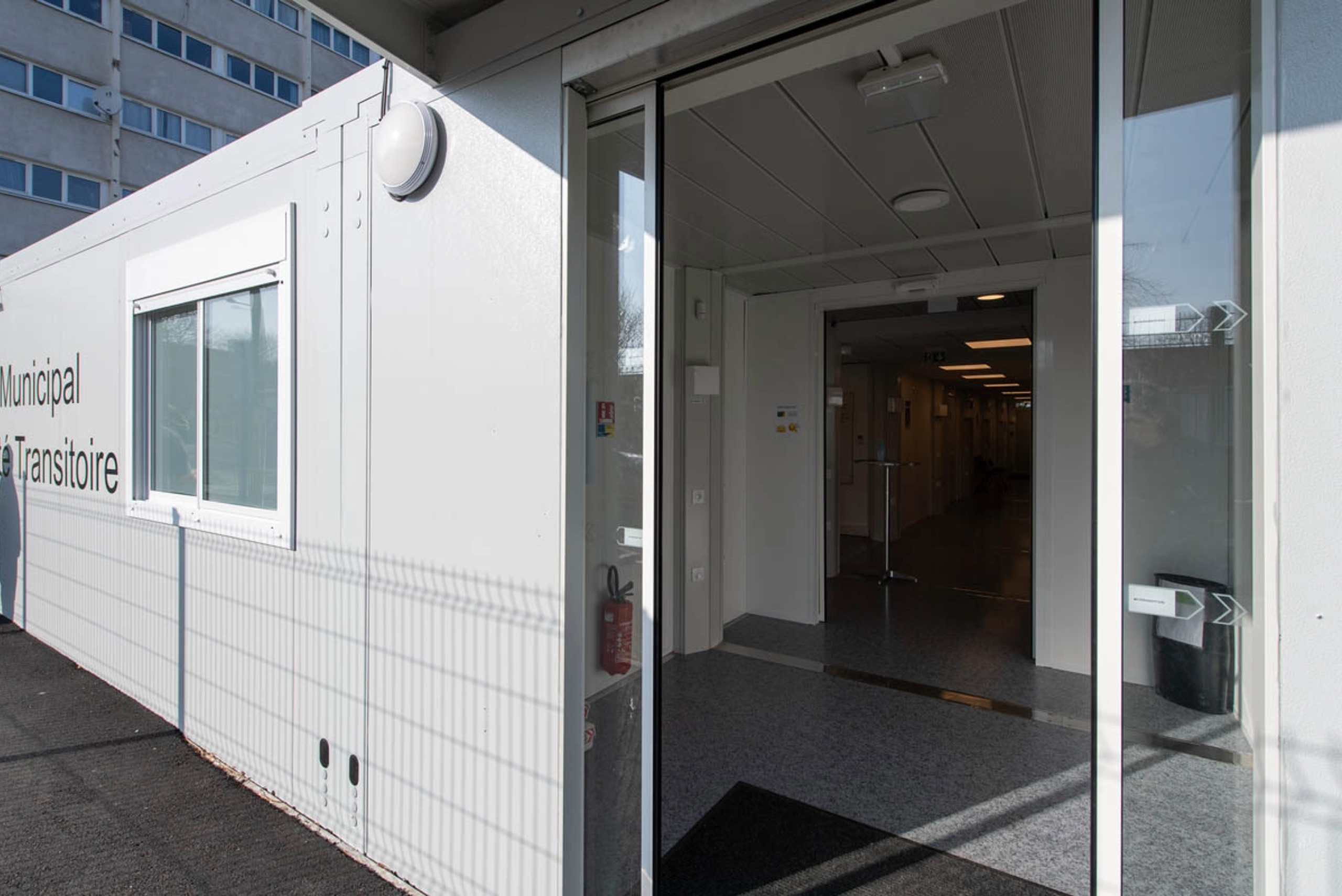 Vue sur le hall d'entrée du centre municipal de santé transitoire modulaire ALGECO® de Fontenay-sous-Bois