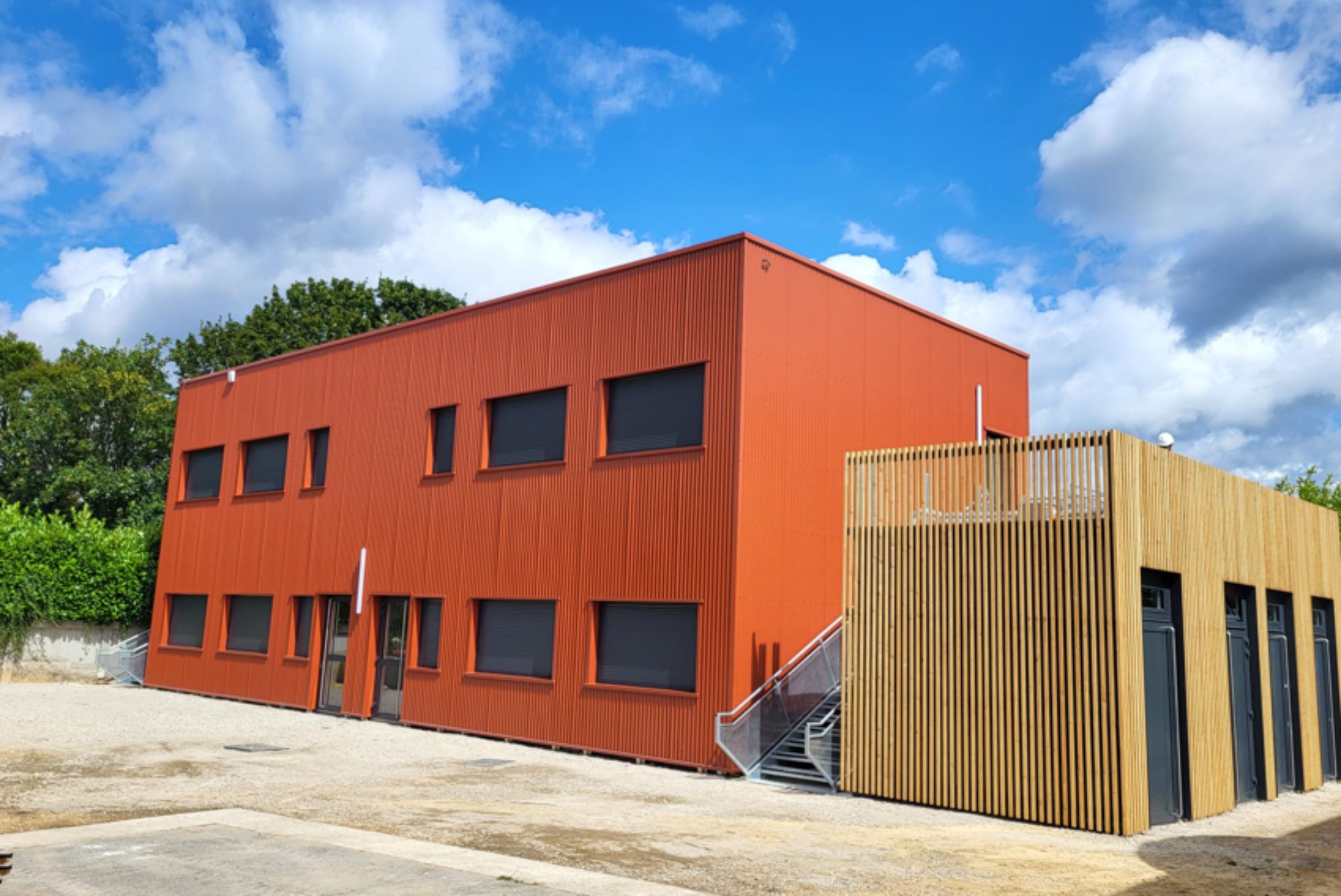 Bâtiment scolaire modulaire ALGECO® avec façade colorée et bardage en bois