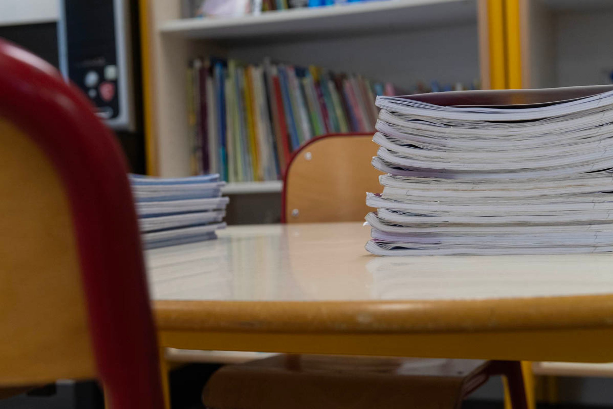 Coin lecture et travail dans une école modulaire ALGECO® avec livres et fournitures scolaires