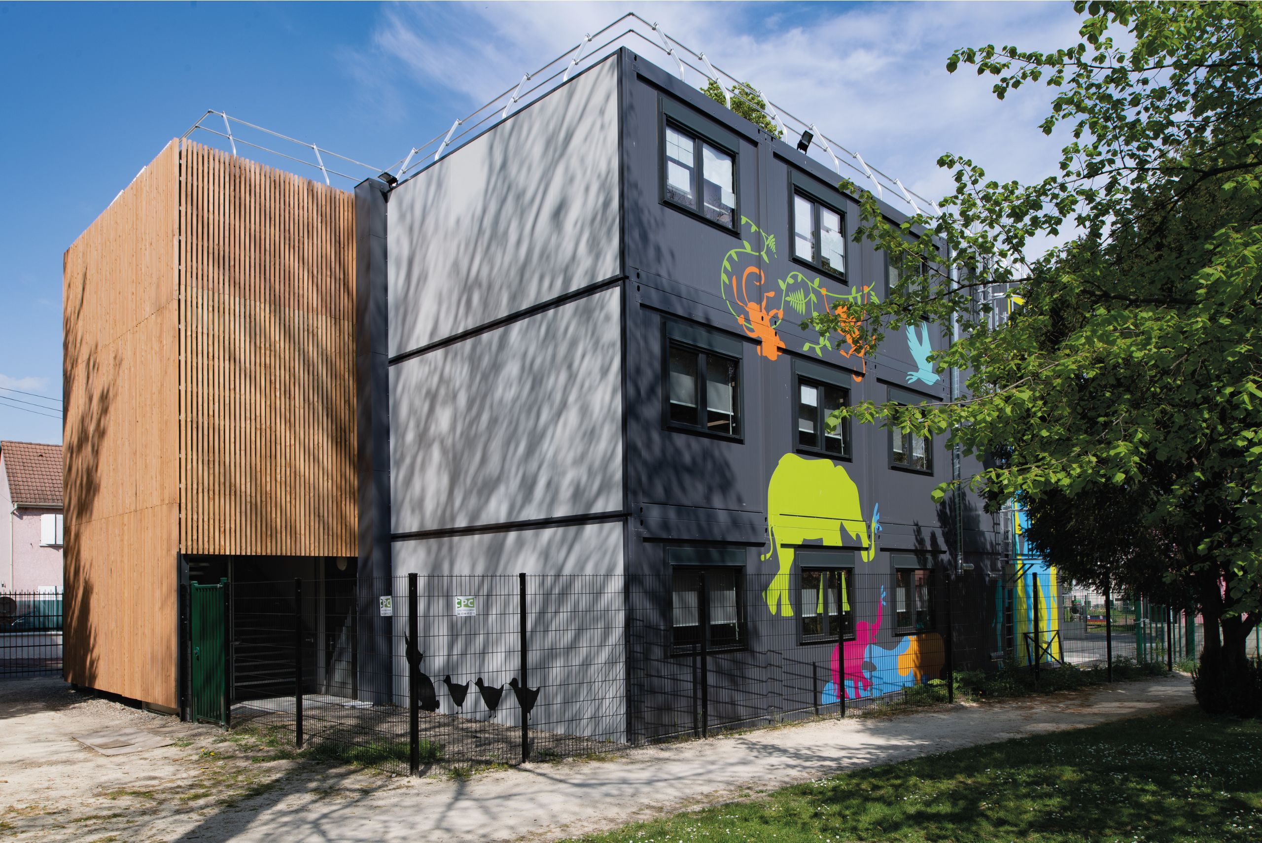 École modulaire ALGECO® avec fresque colorée et bardage en bois