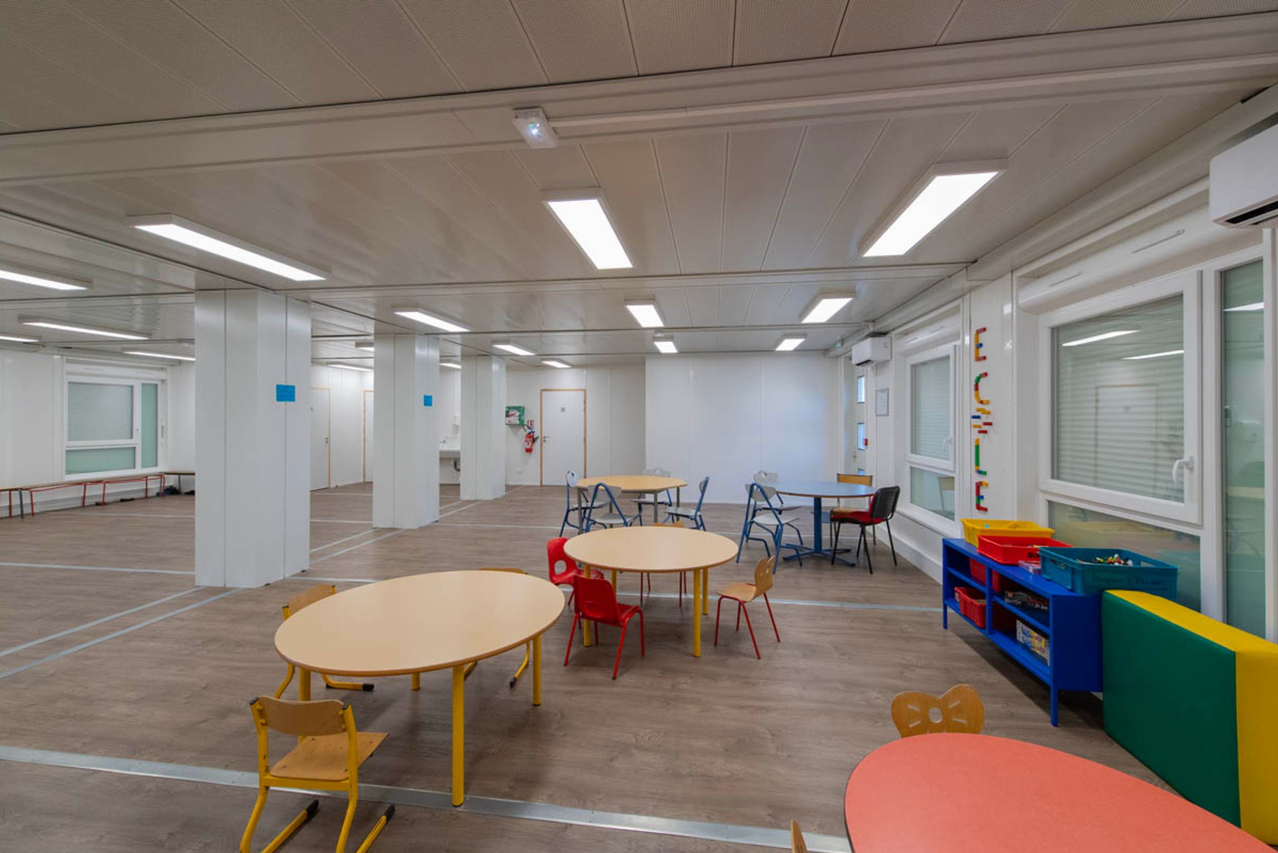 Intérieur lumineux et spacieux d’une école modulaire ALGECO®