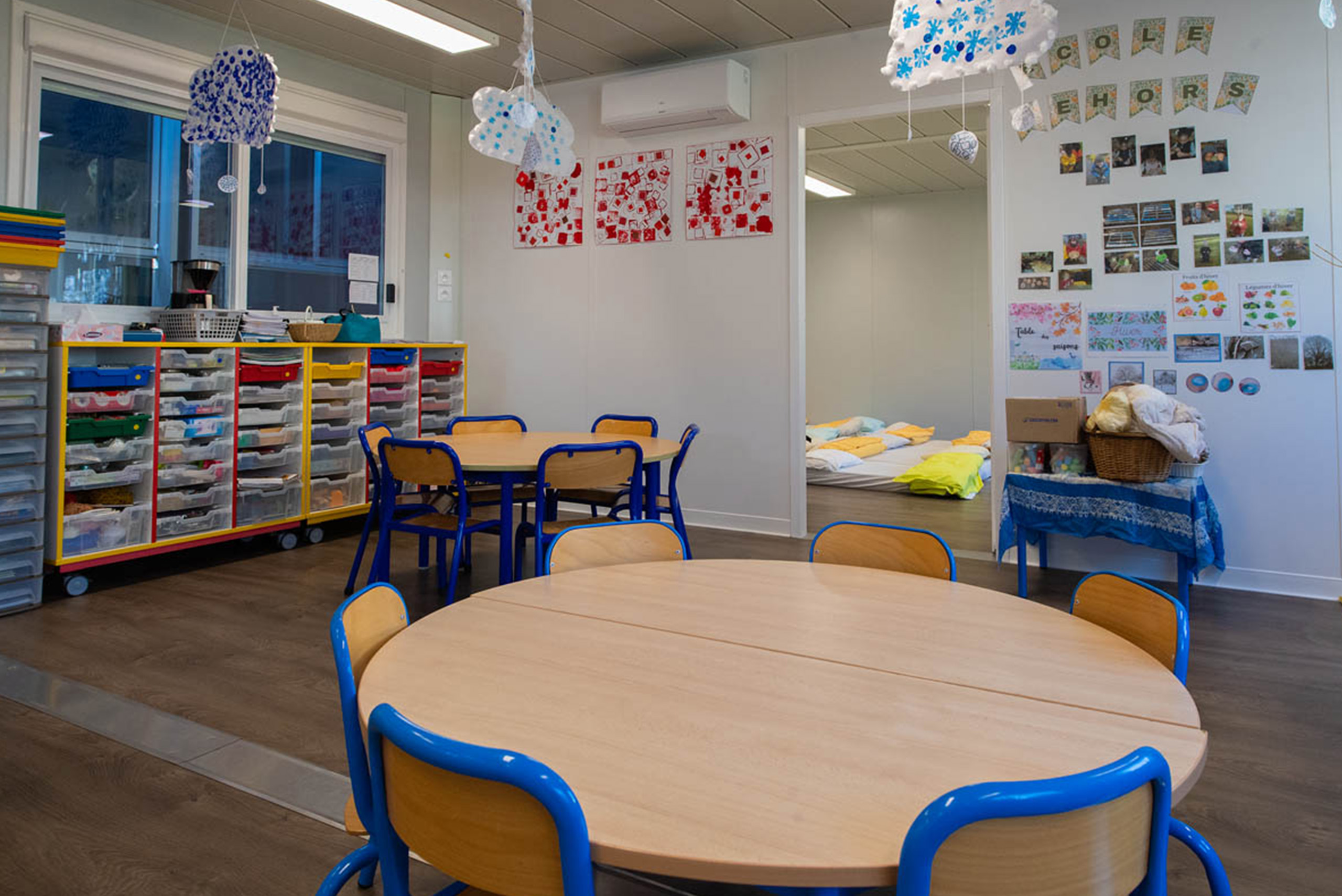 Atelier créatif modulaire ALGECO® en maternelle avec tables rondes et matériel pédagogique