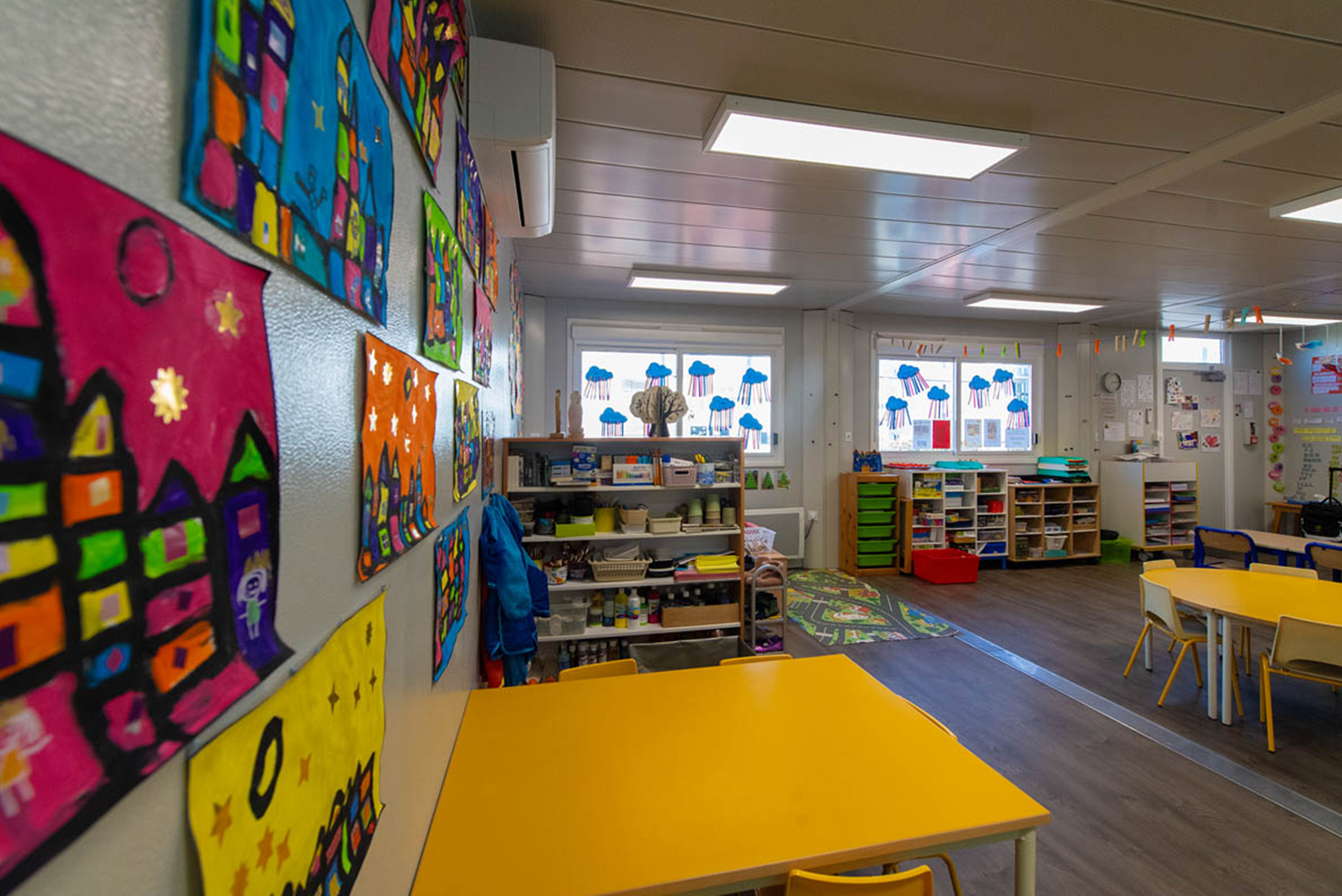 Espace d’apprentissage modulaire ALGECO® lumineux décoré de dessins colorés d’enfants