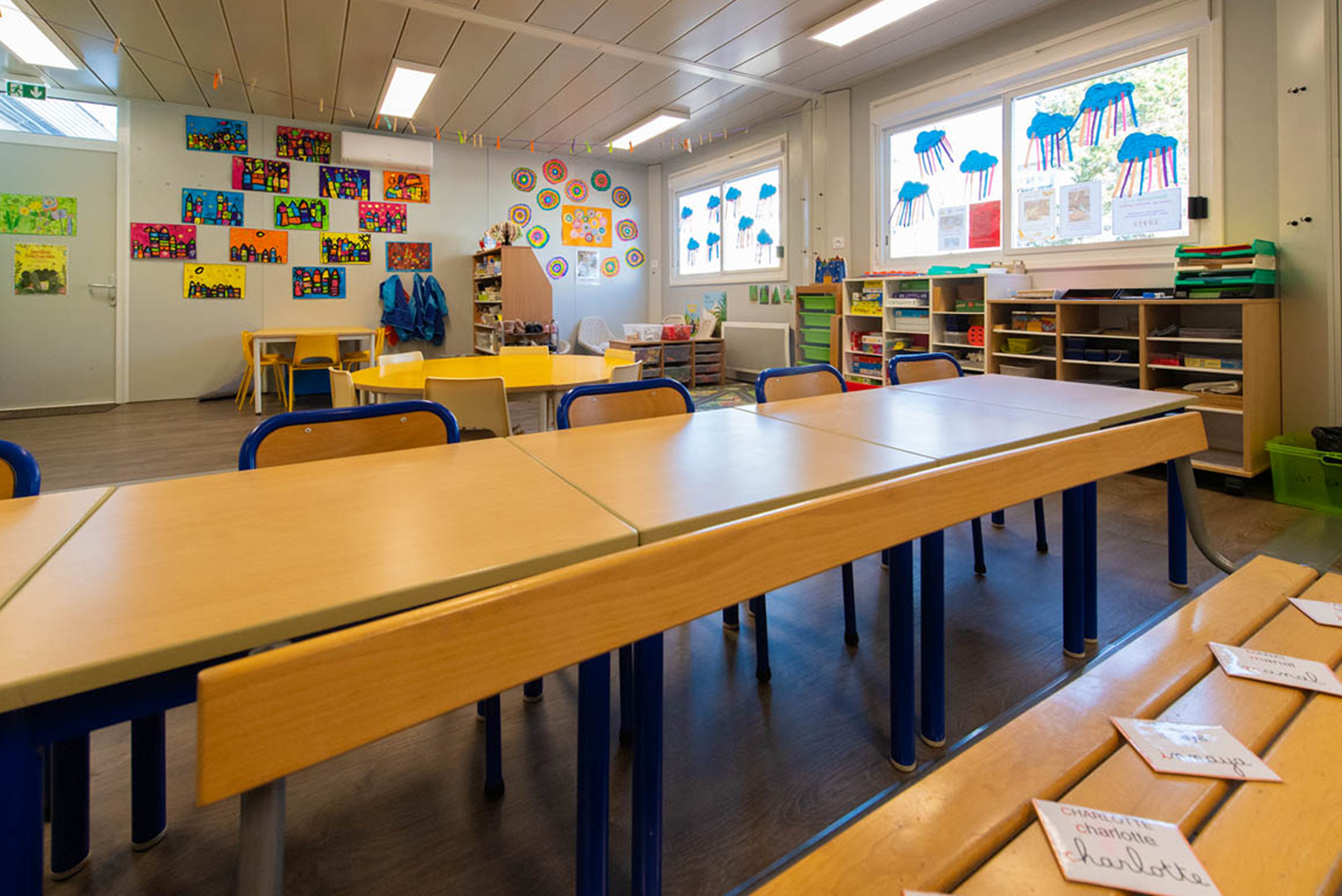 Salle de classe modulaire ALGECO® avec dessins d’enfants exposés et rangements pédagogiques