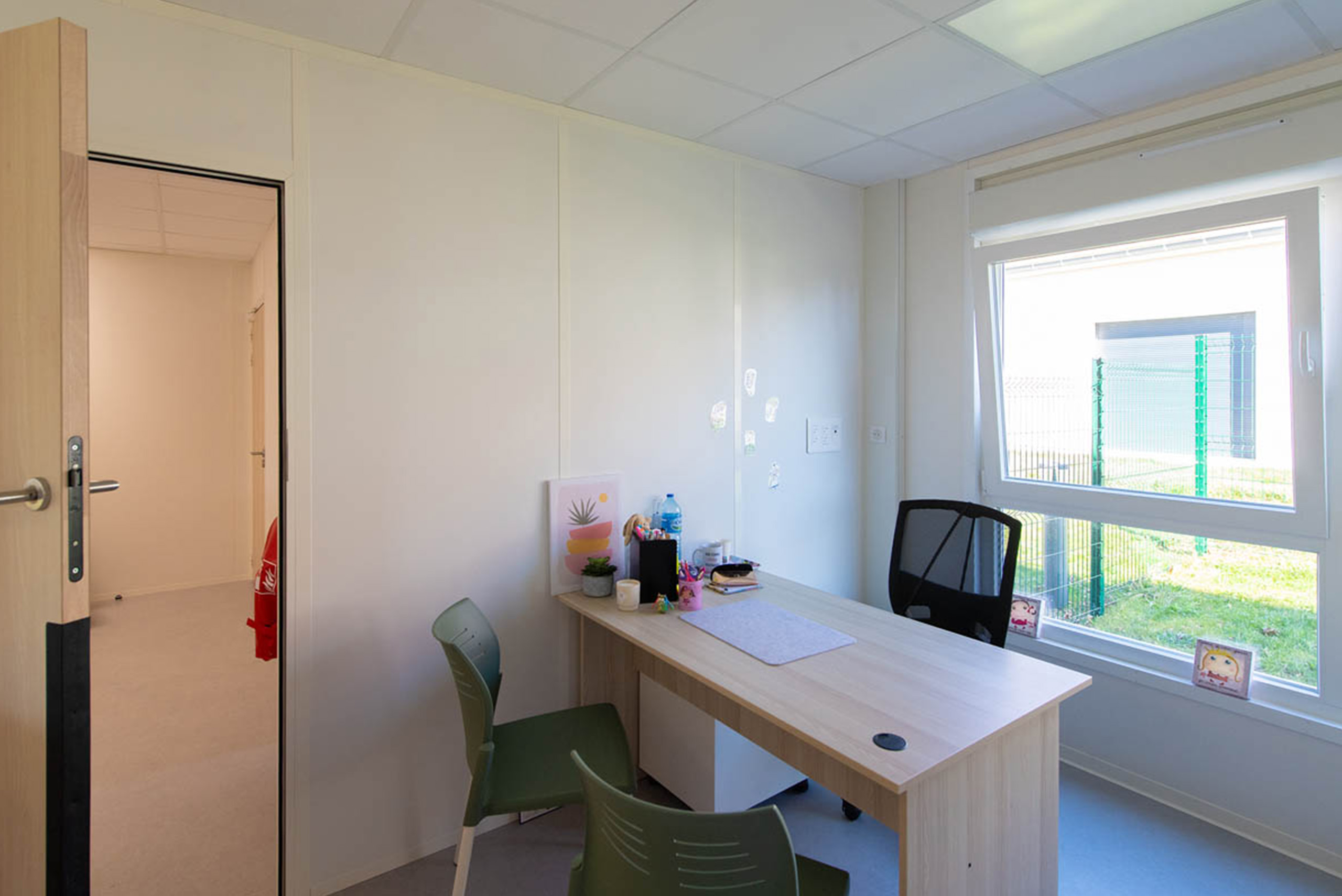 Bureau de direction dans la crèche modulaire ALGECO® à Messigny-et-Vantoux avec mobilier fonctionnel et vue extérieure